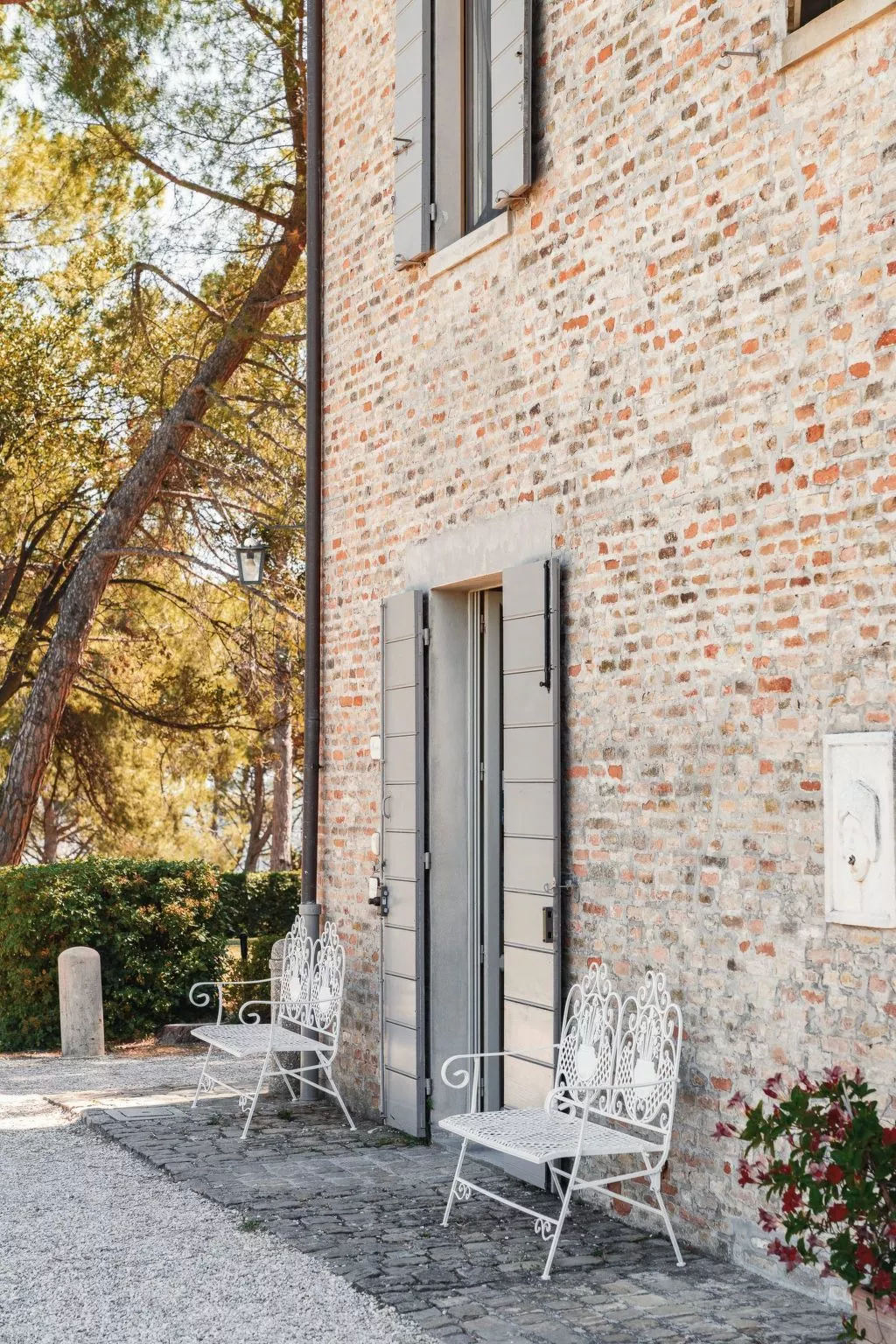 Mit Garten und Schwimmbad in den Hügeln der Marken.-Buiten