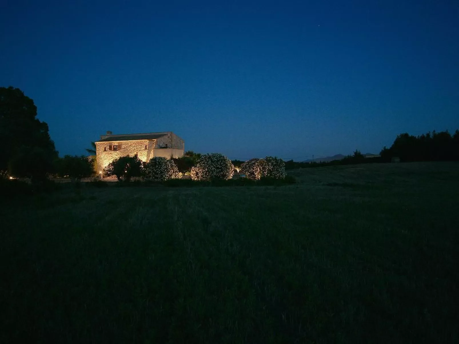 Mit großem Pool,  parkähnlichen Garten-Image-tags.info