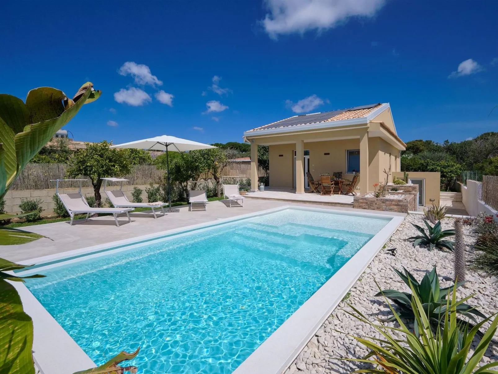 Villa Teti, mit Schwimmbad und in der Nähe des Strandes-Buiten