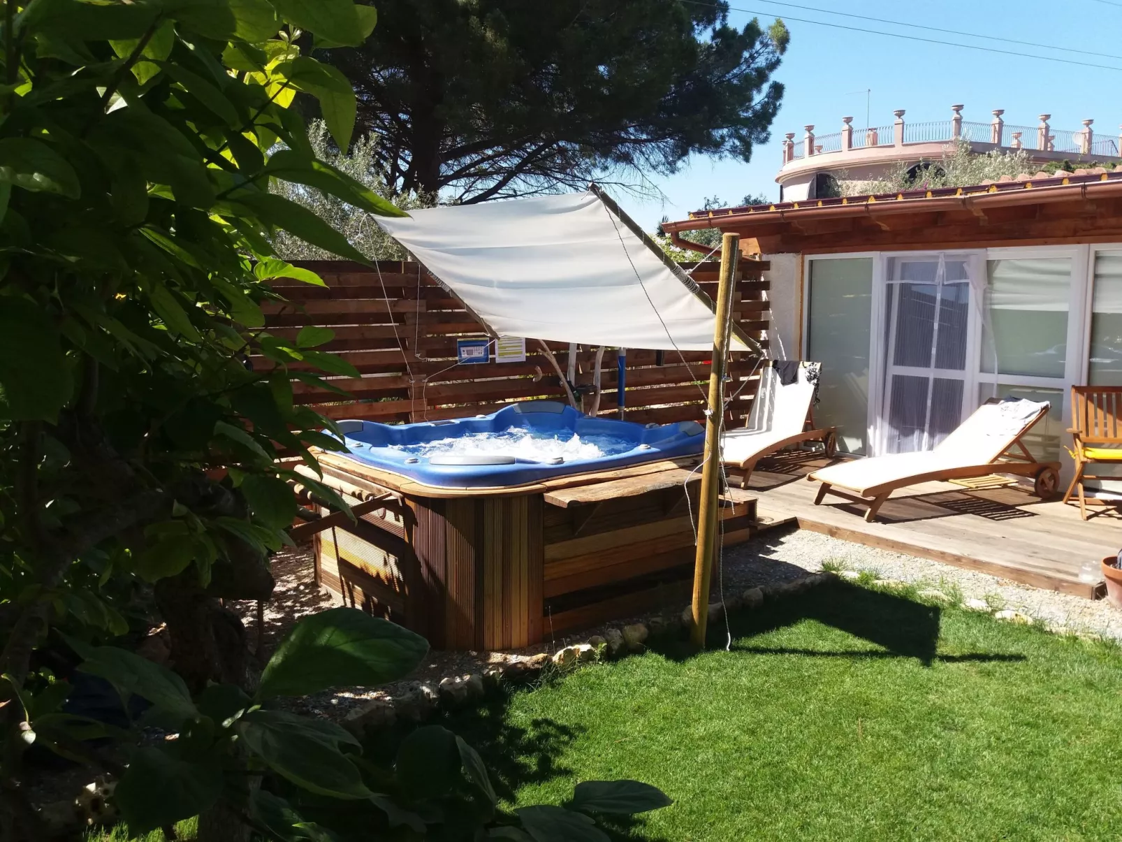 Schönes Ferienhaus mit Whirlpool-Buiten