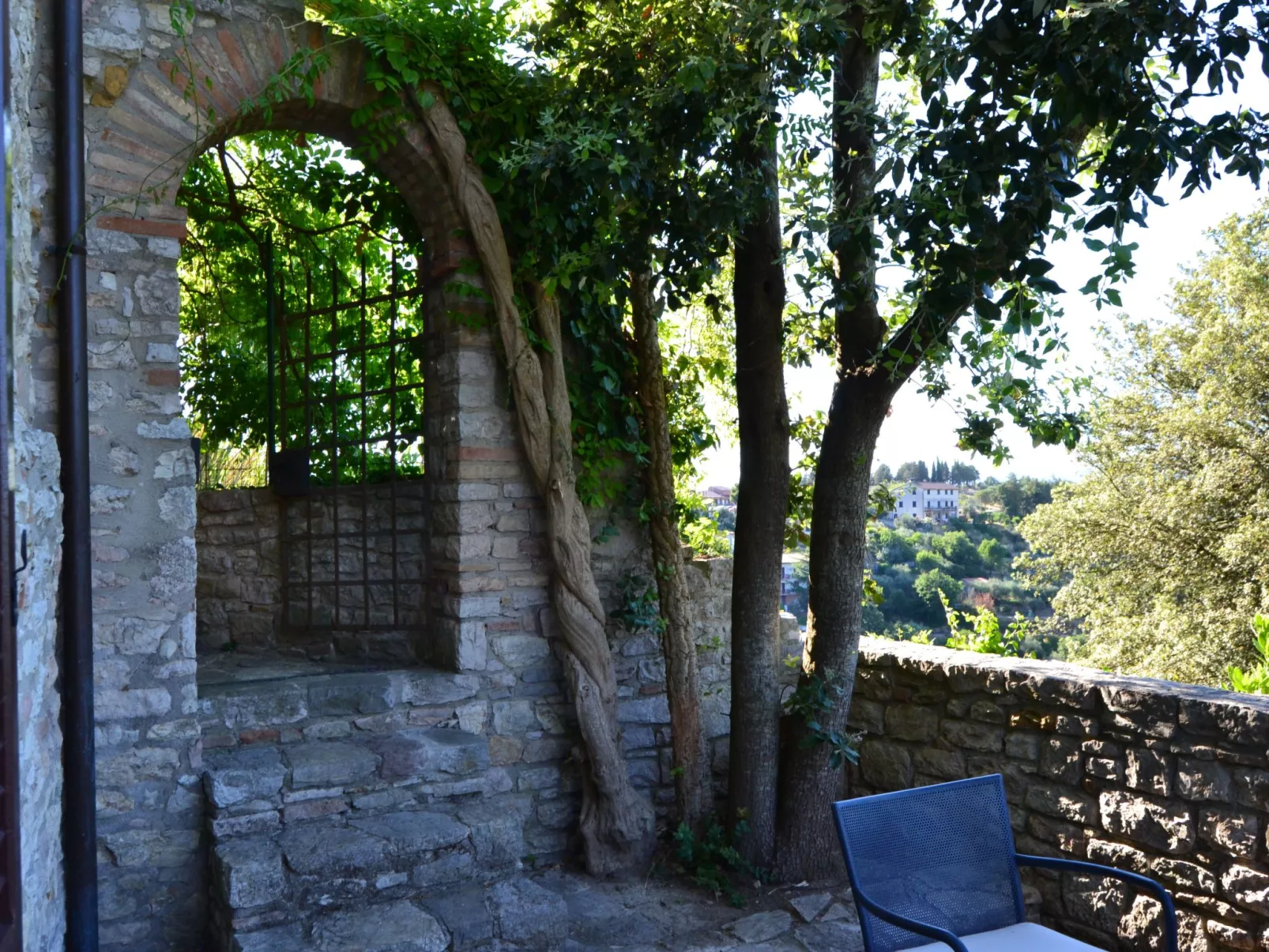 Altes Steinhaus mit Garten-Image-tags.info