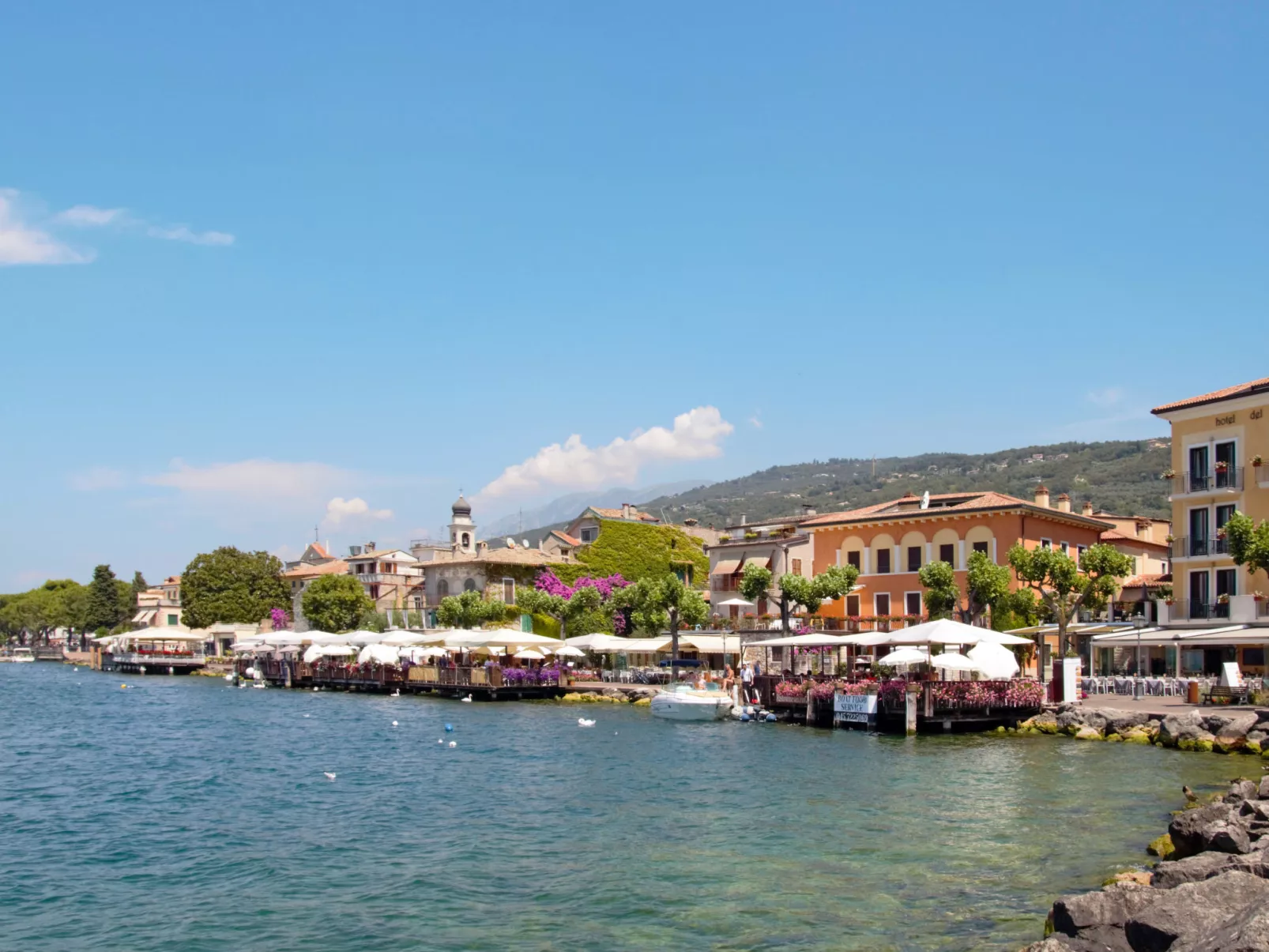 Flacher Sonnenuntergang-Omgeving