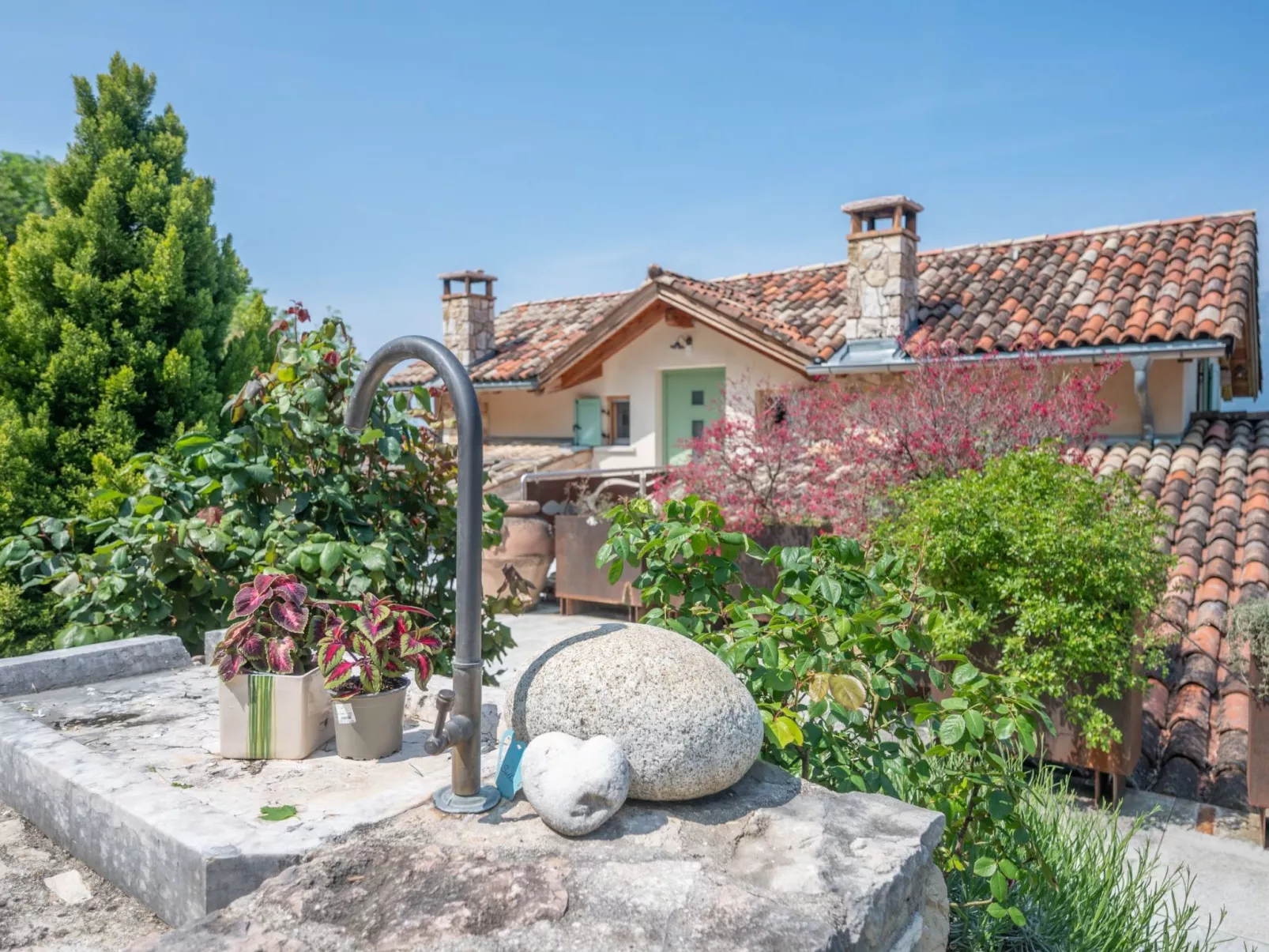 Villa mit schönem Seepanorama und Naturteich-Buiten