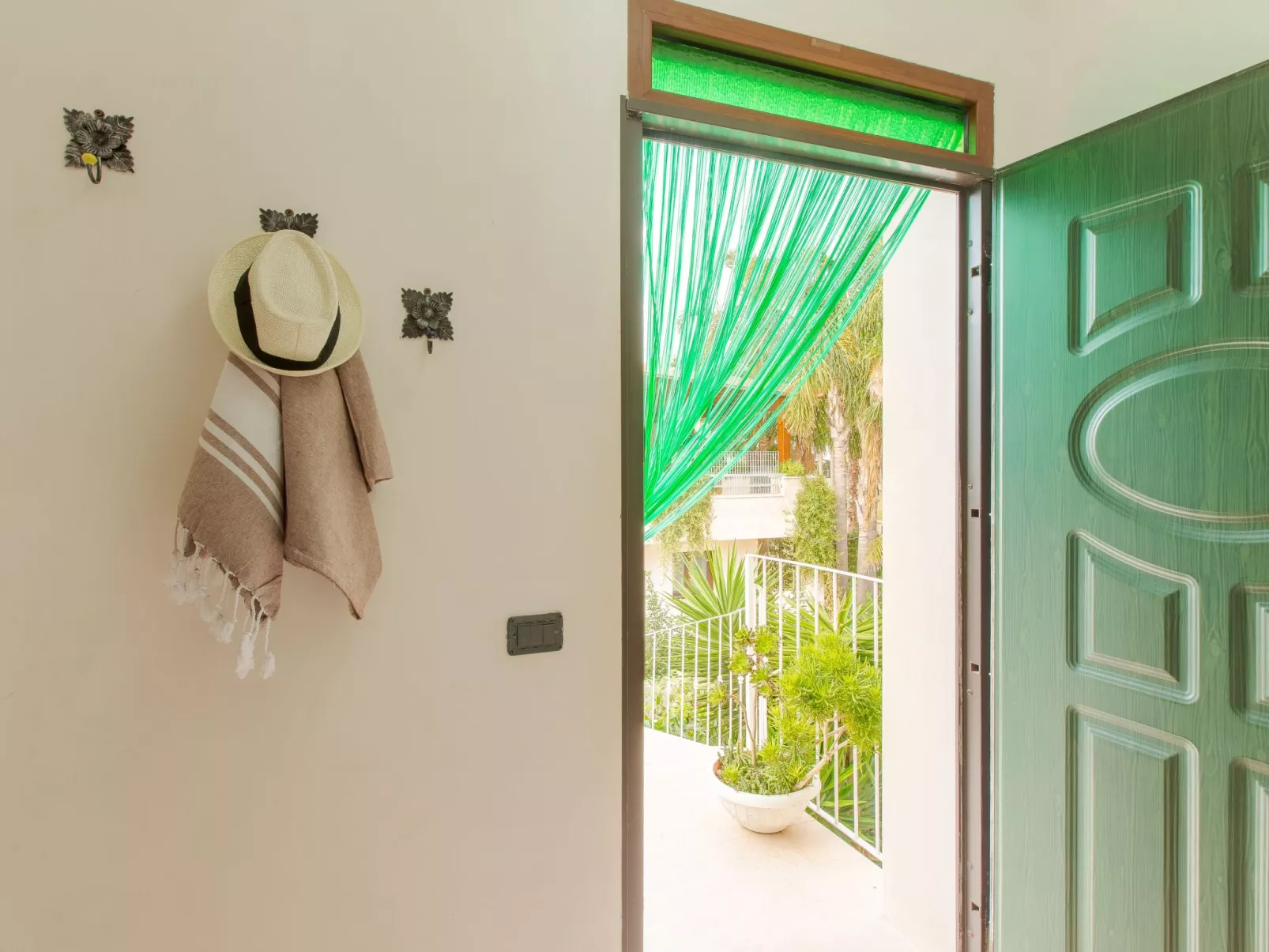 Flacher Rasen rechts