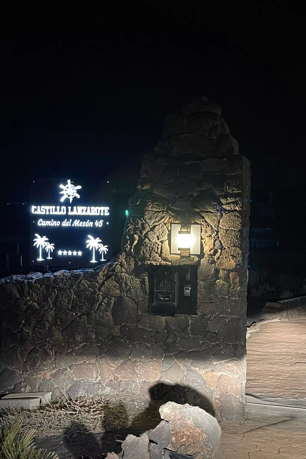 Schlafen in einer vulkanischen Höhle-Buiten