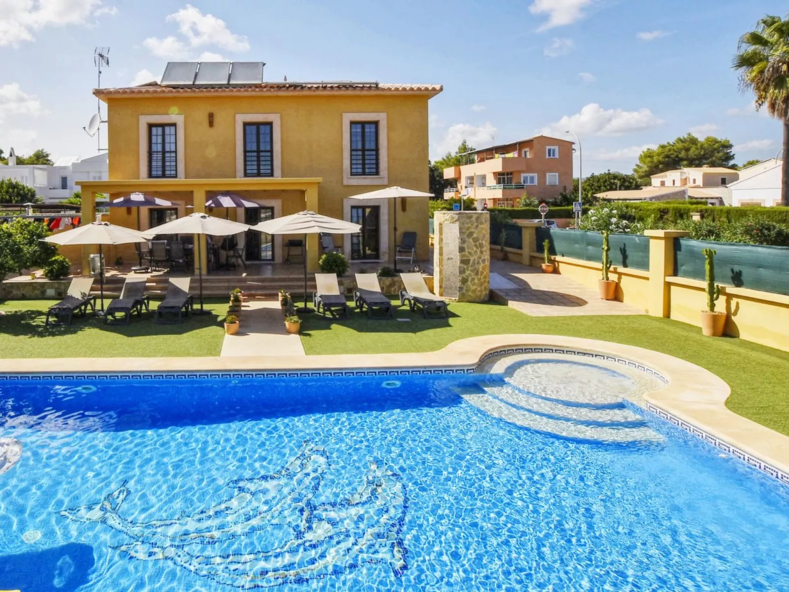 Schöne Villa mit Pool in der Nähe des Strandes