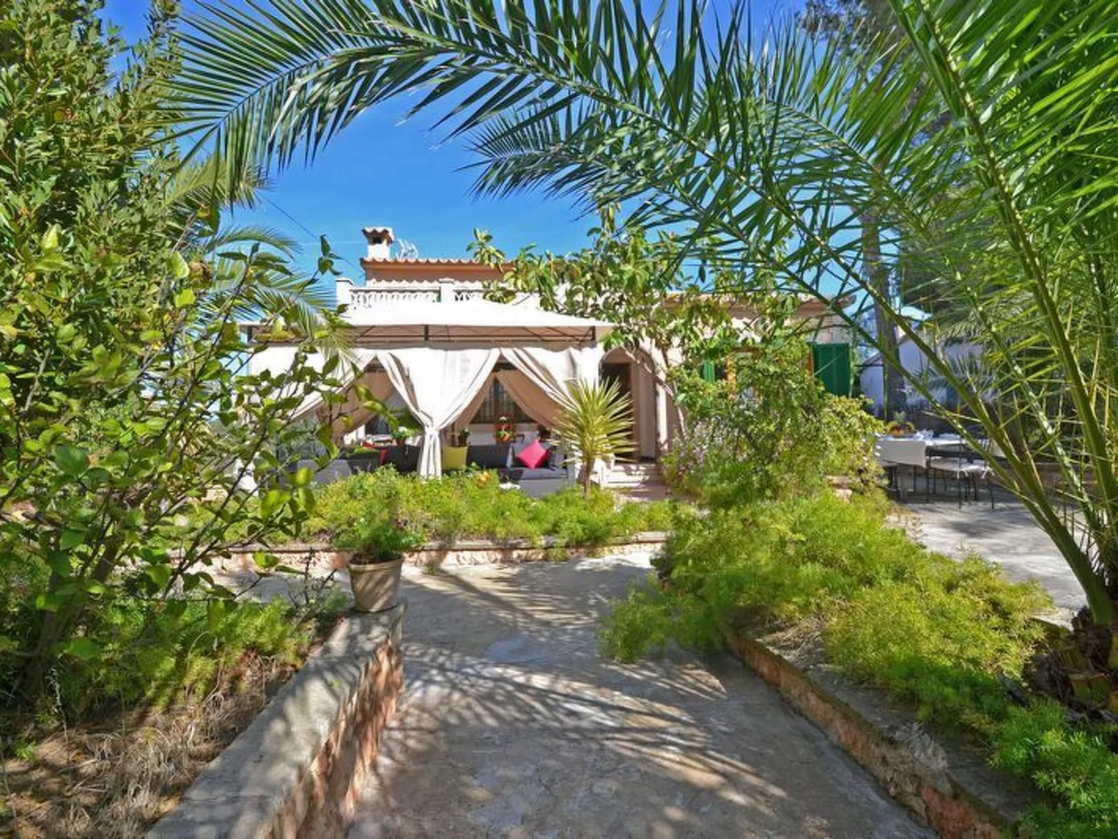 Schöne Villa mit Pool und Garten