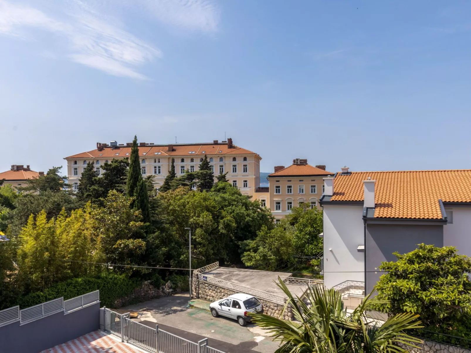 Moderne Wohnung in Crikvenica mit schöner Terrasse - Buiten