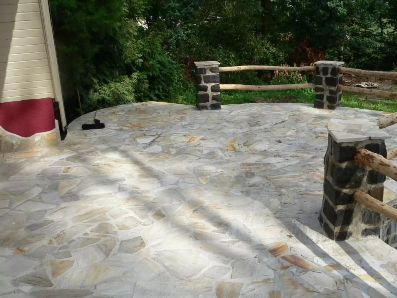 In ruhiger Lage am Waldrand mit Terrasse und großem Grundstück-Buiten