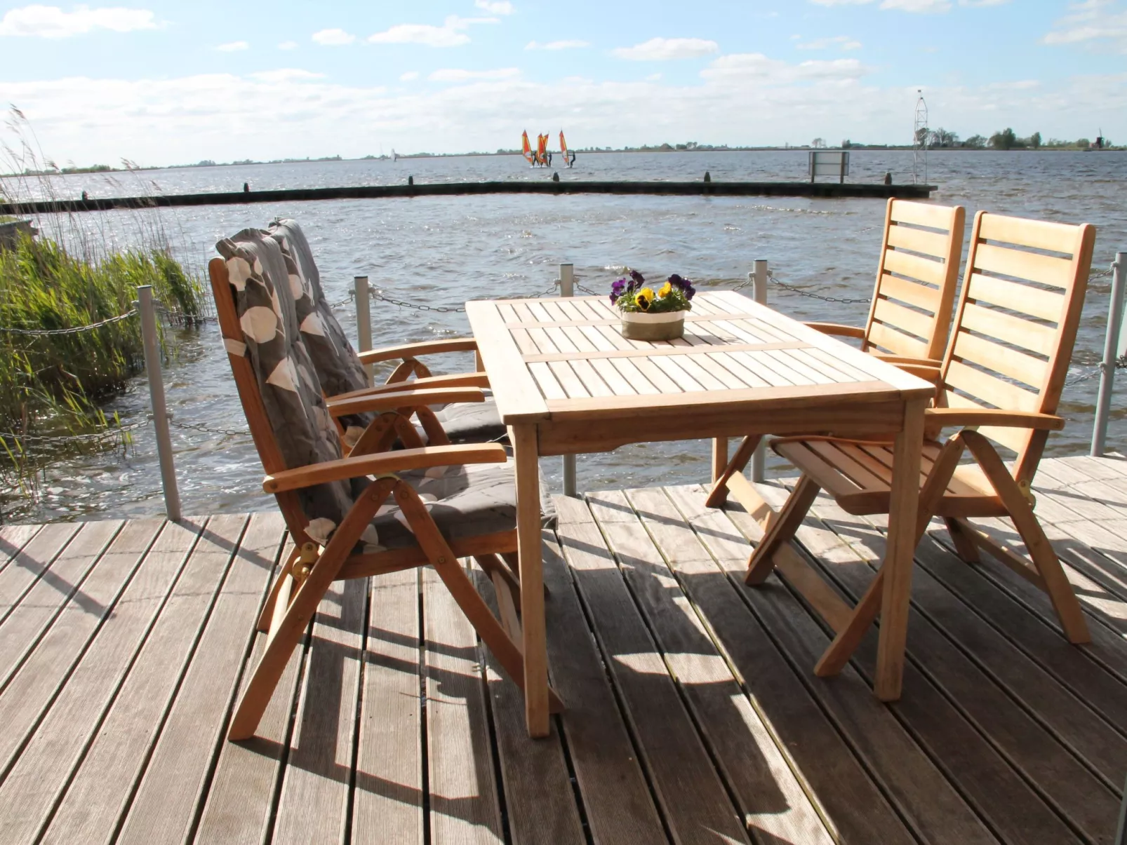 Boot "De Frijheit" mit Blick auf das Wasser