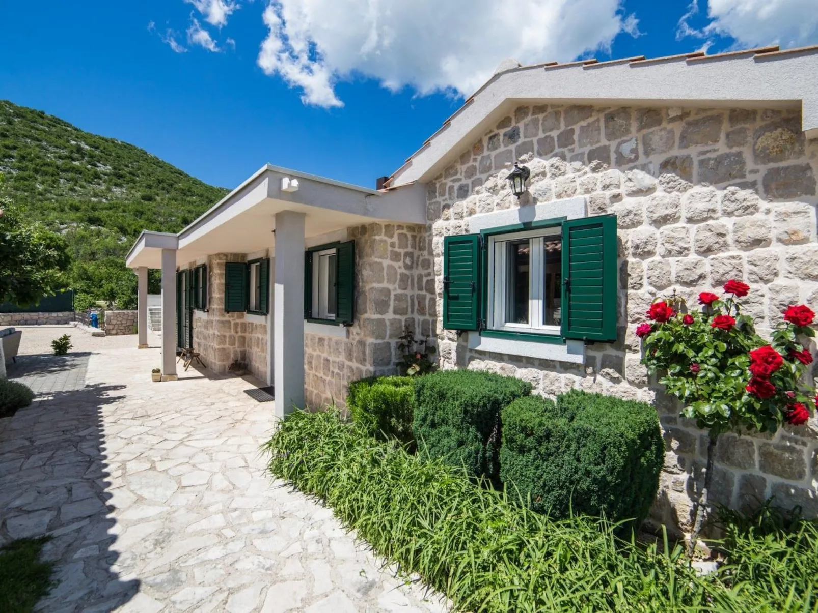 Freistehendes Ferienhaus in Duge Njive mit Privatem Pool