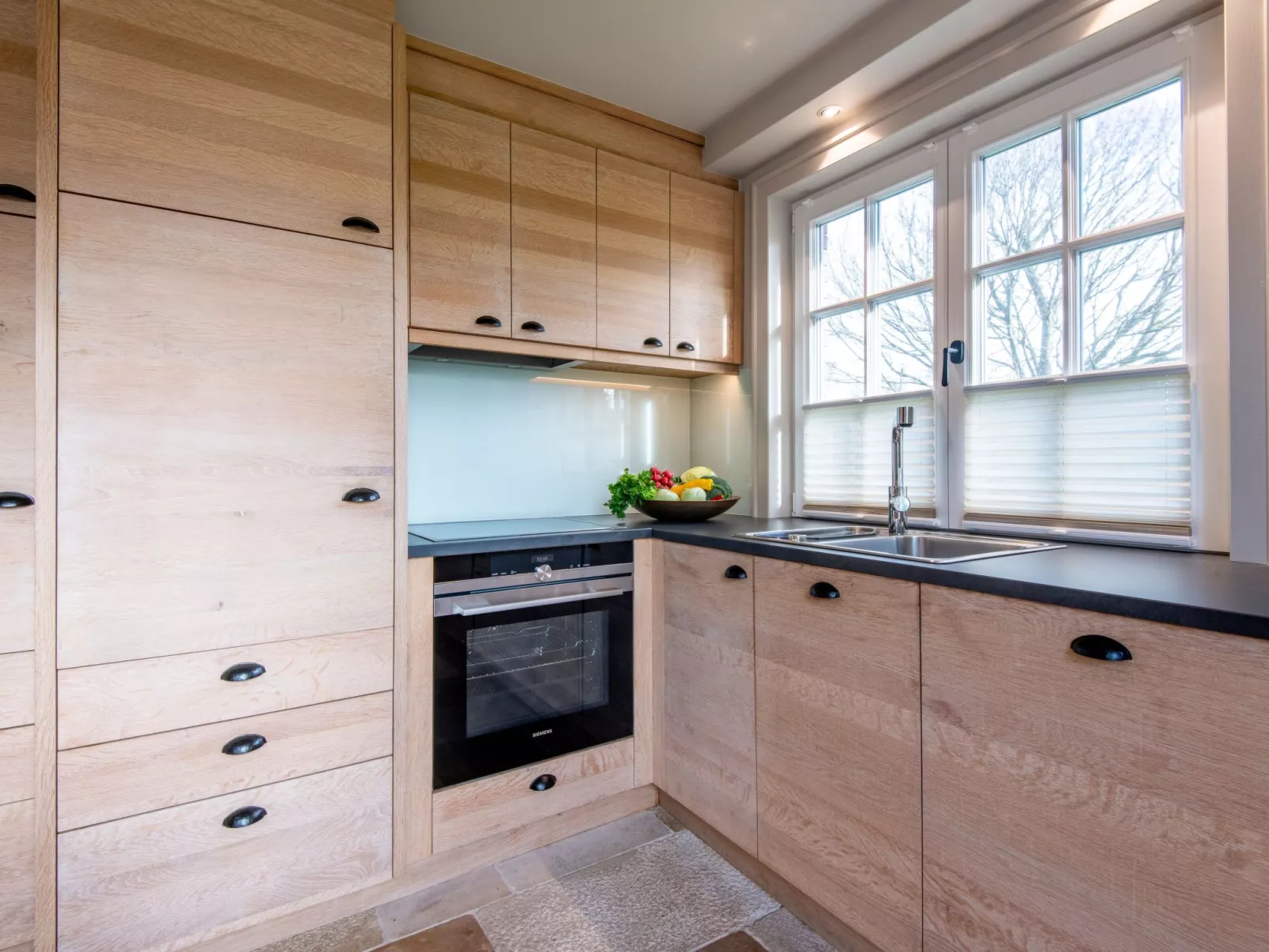 In Großmorsum mit Terrasse und Grill-Binnen