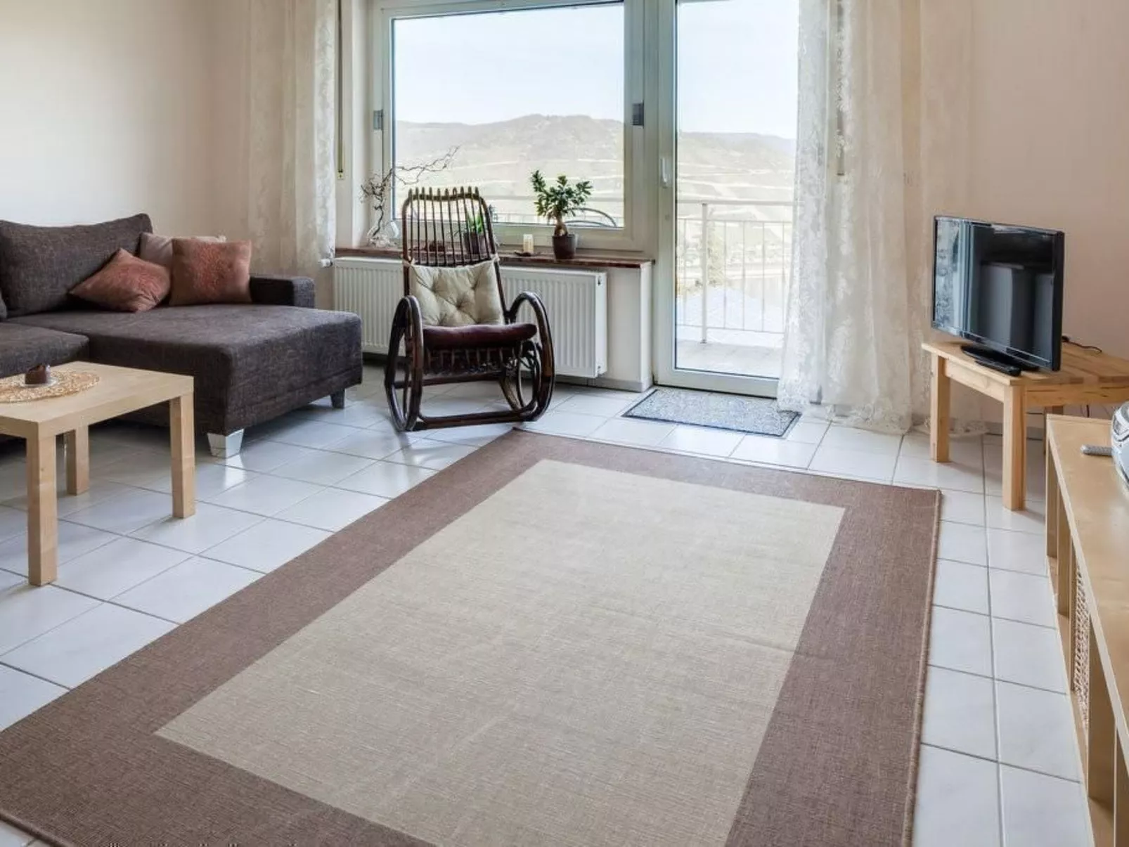 Mit Balkon und Rheinblick-Binnen