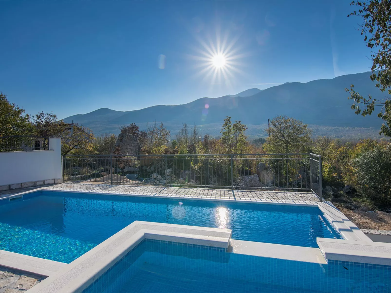 Stipanovi Dvori mit Bergblick-Buiten