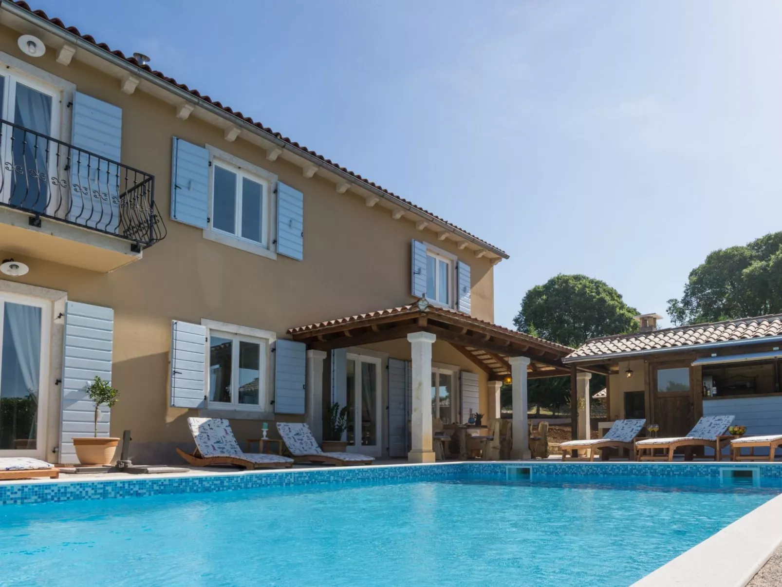 Nettes Ferienhaus in Smoljanci mit Privatem Pool-Buiten