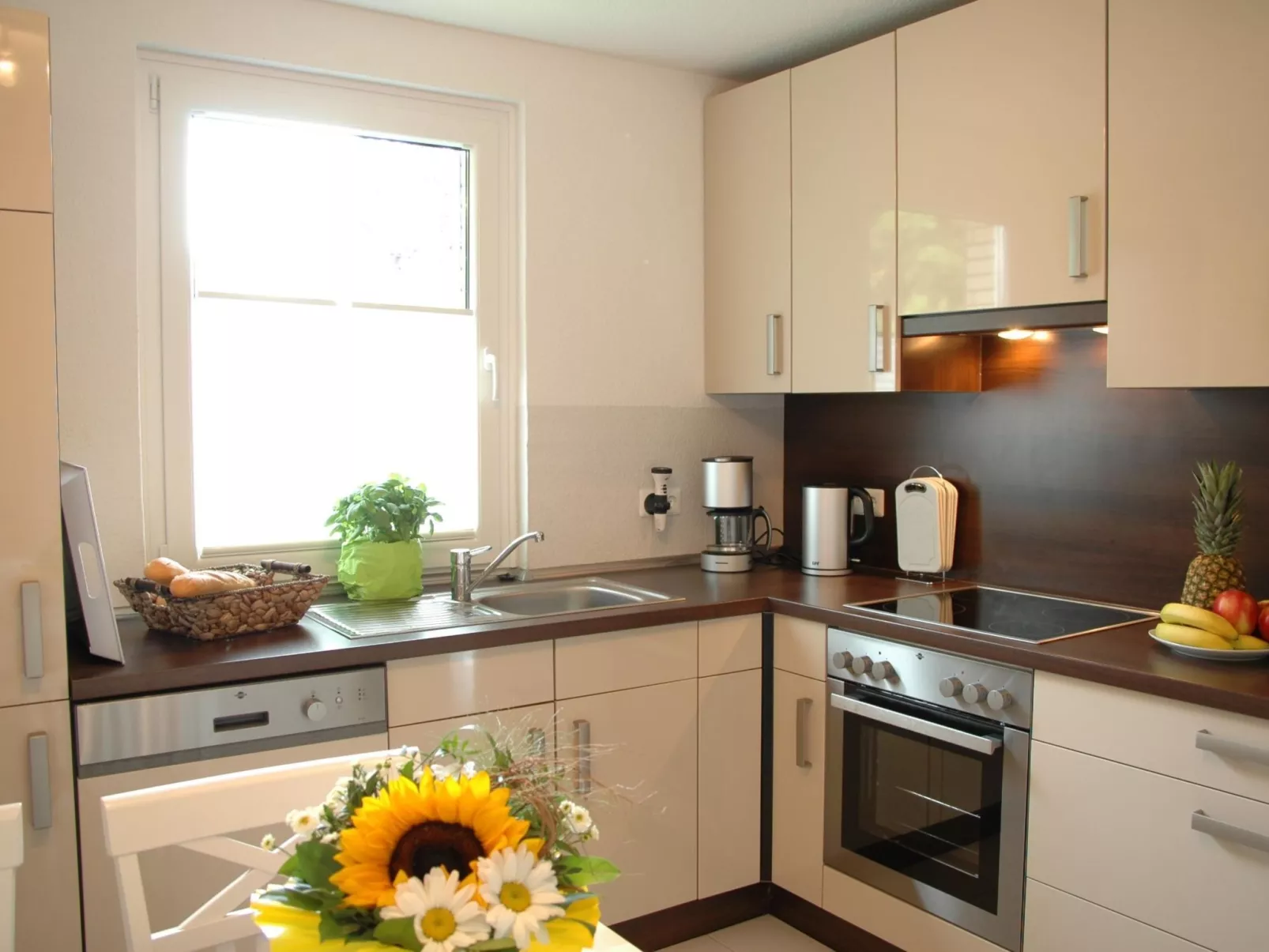 Mit Indoorpool, Garten und Partyraum-Binnen