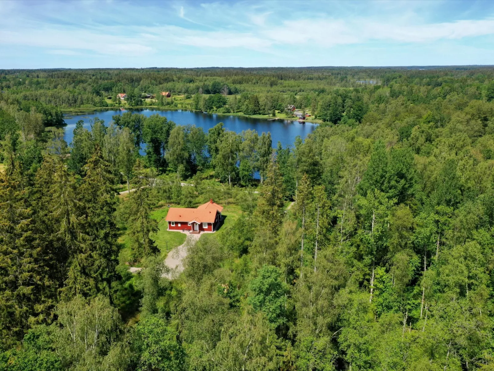 Modernes Haus mit hellem Dekor, mit Blick auf den See-Buiten