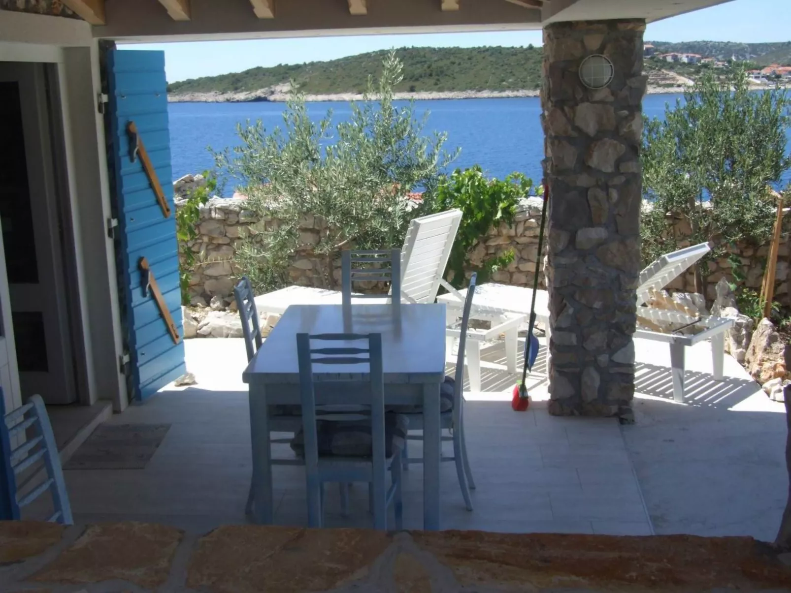 Kleines Steinhaus mit Blick auf das Wasser-Buiten