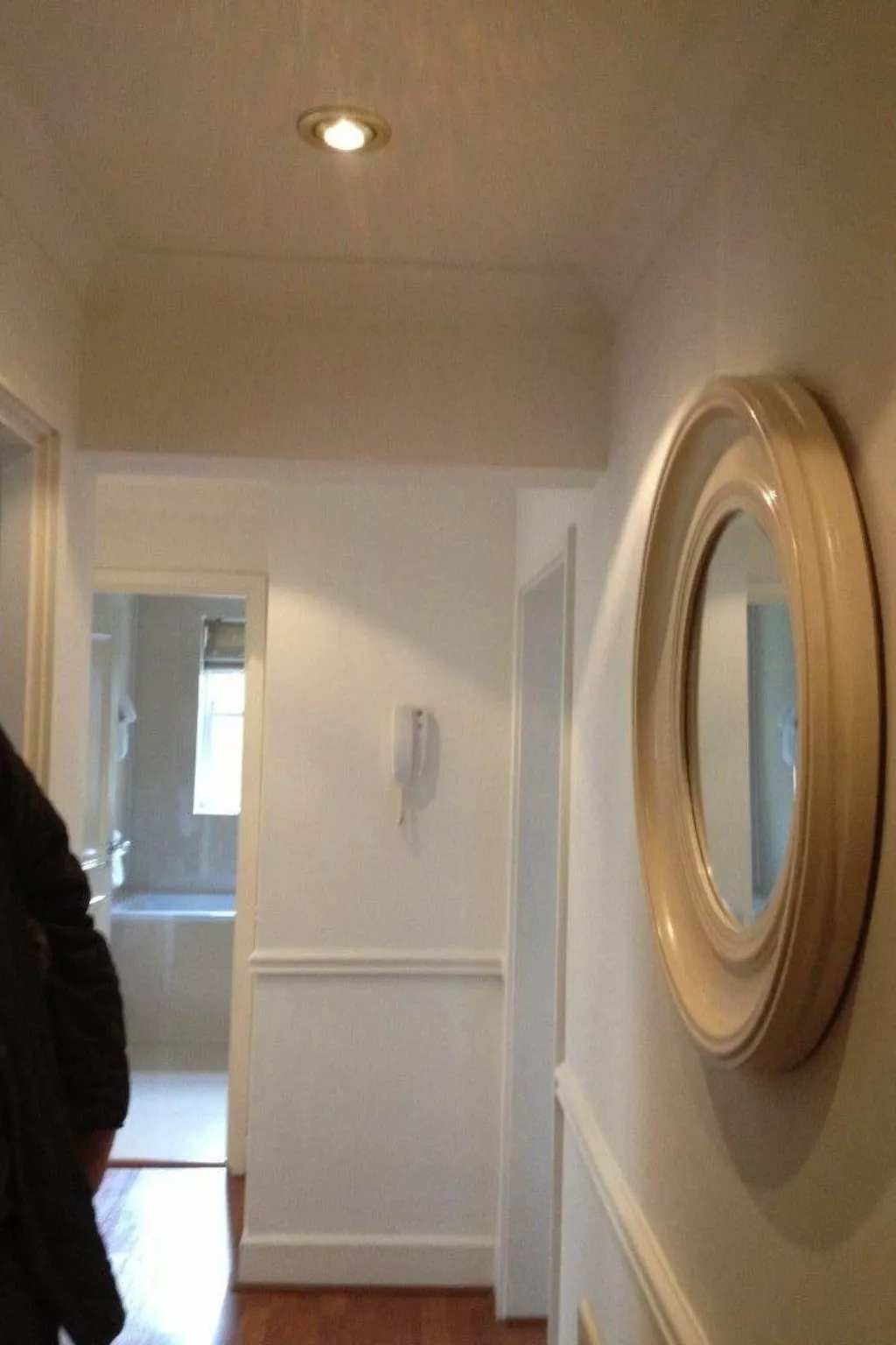 In einer Villa mit herrlichem Garten und Katze-Binnen