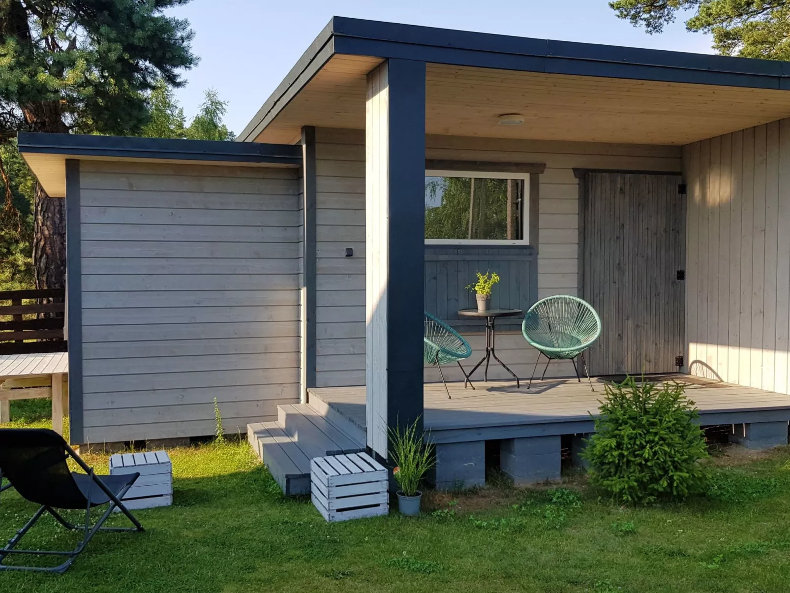 Gemütliches Ferienhaus in Gmina Stegna mit Terrasse, Grill und Garten-Buiten