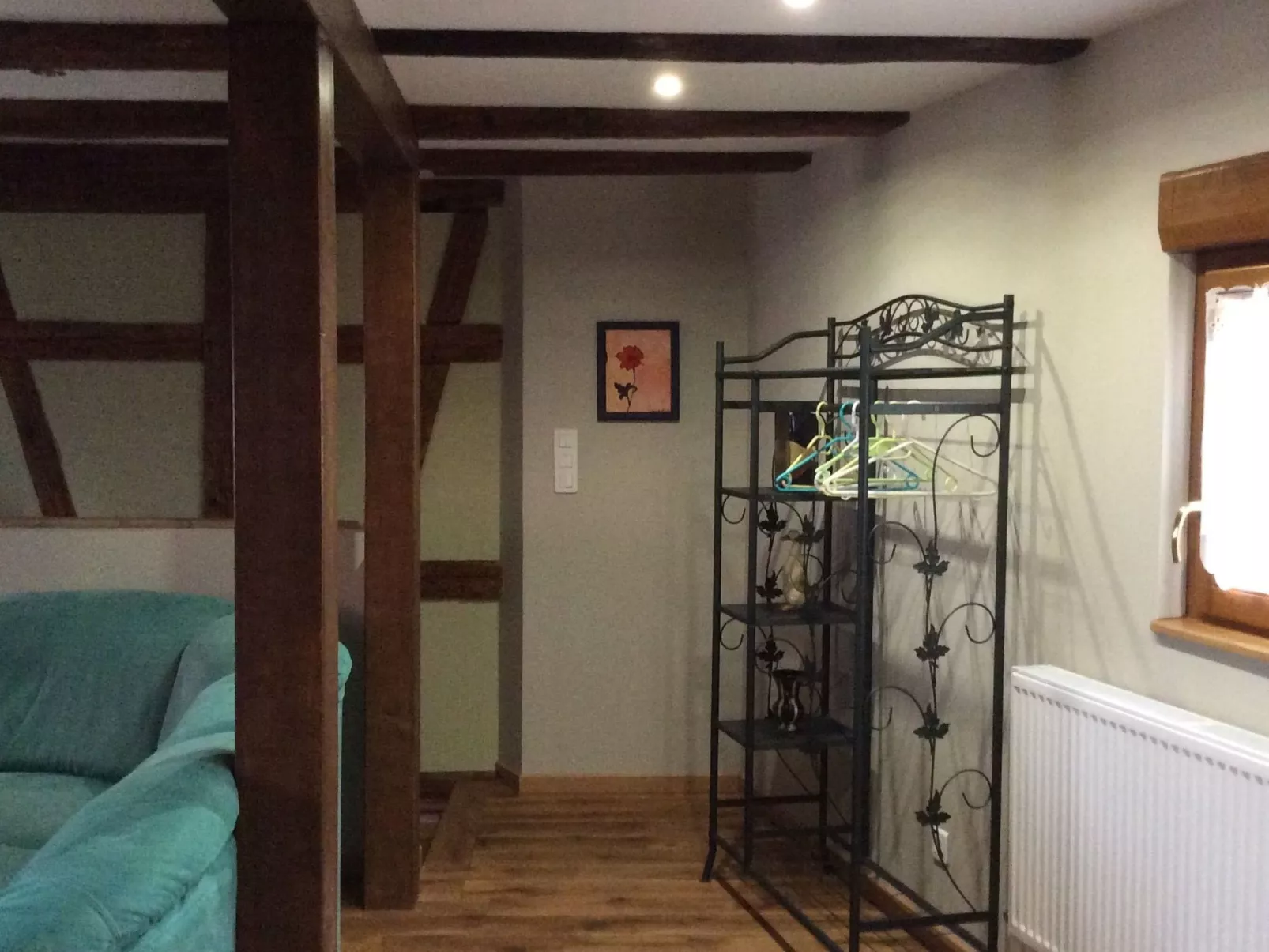 Dorfhaus mit Privatparkplatz-Binnen