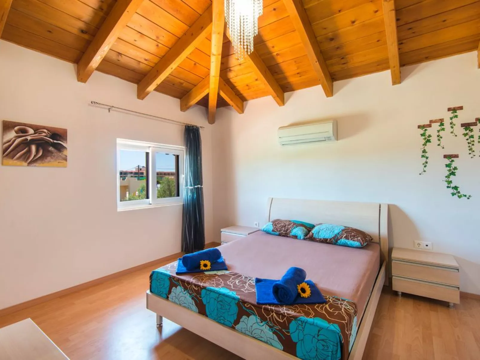 Haus in Kolympia mit Parkplatz und Bergblick-Binnen