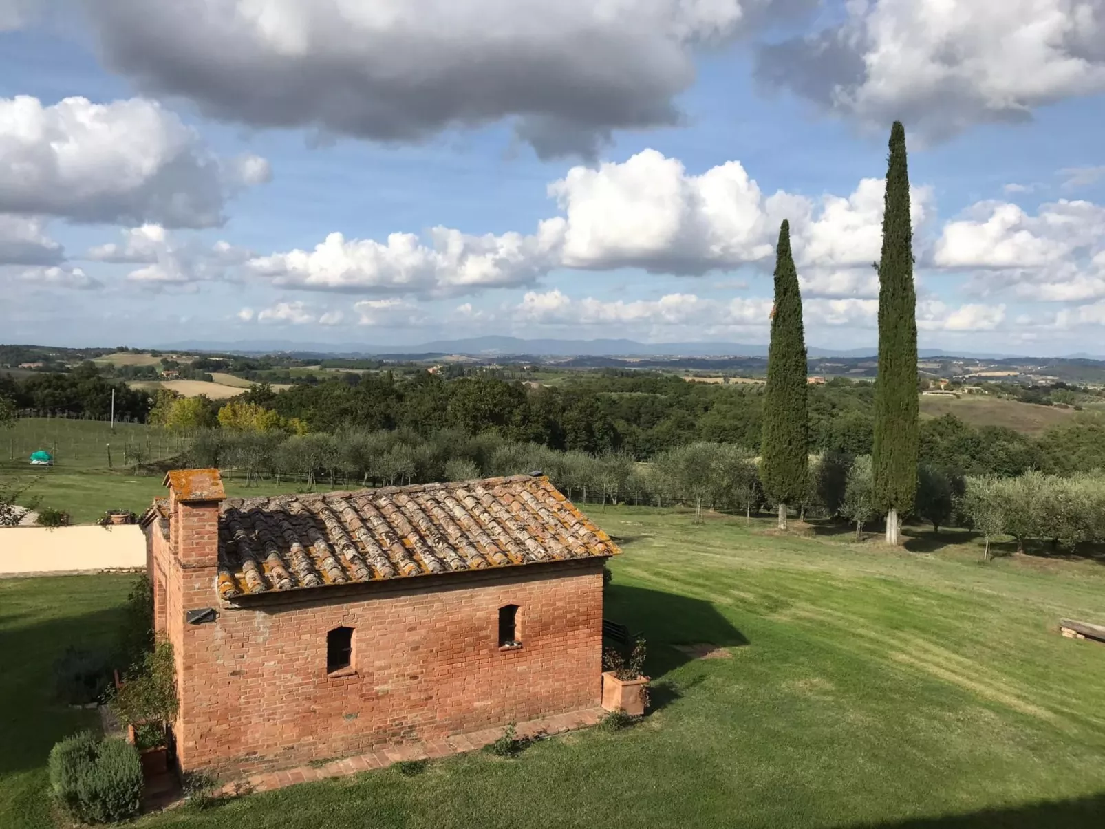 Gemütliche Wohnung mit Grill, Garten und Gemeinschaftspool-Buiten