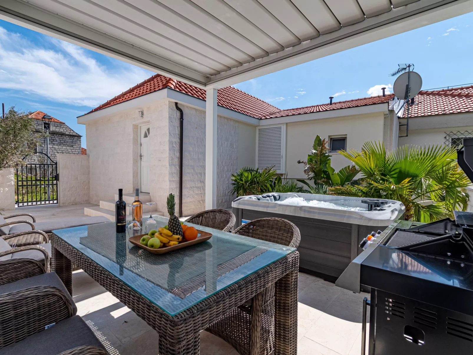 Suartini Viganj mit einem Jakuzzi-Buiten