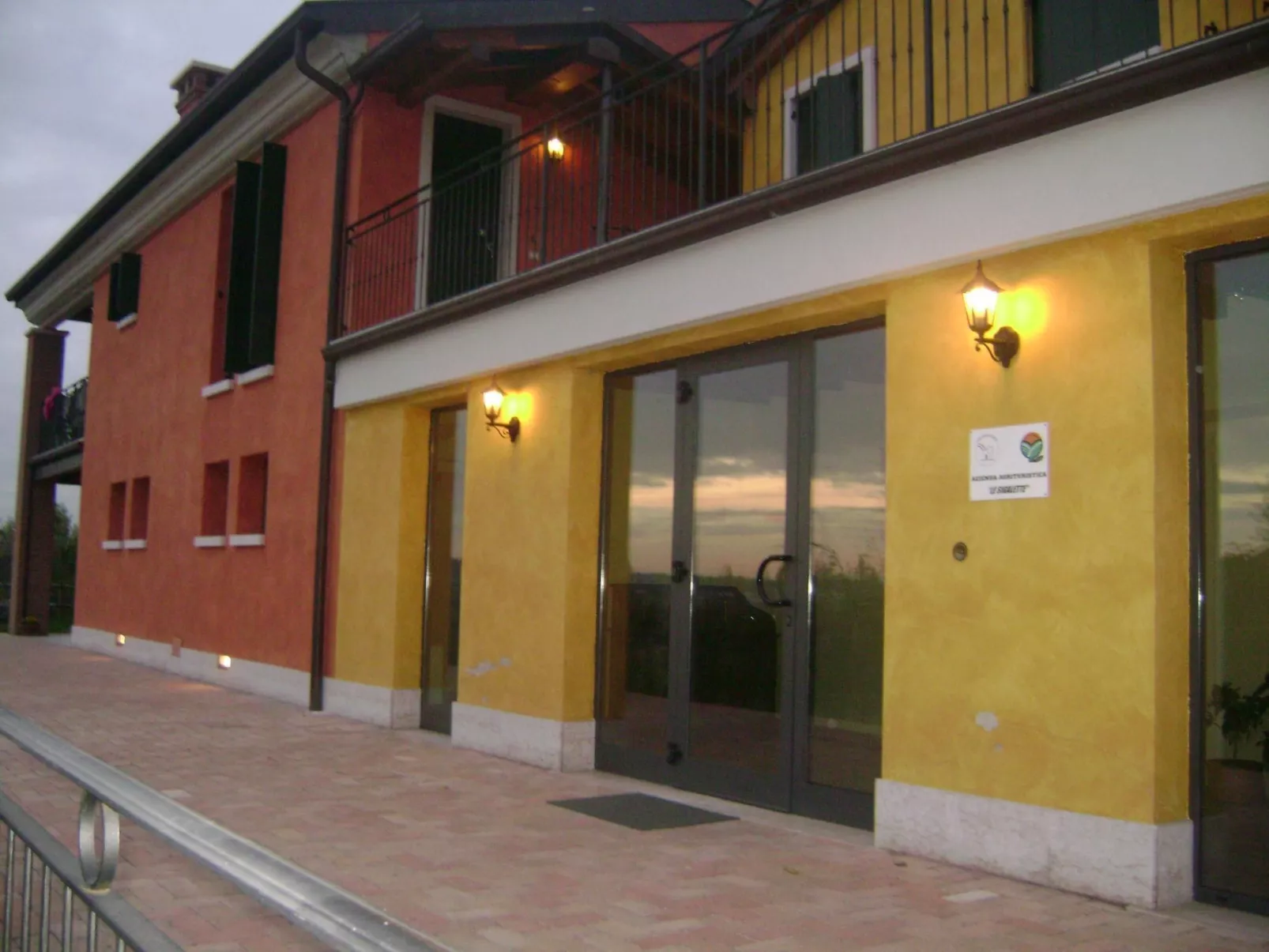 Die Wohnung befindet sich im Erdgeschoss-Buiten