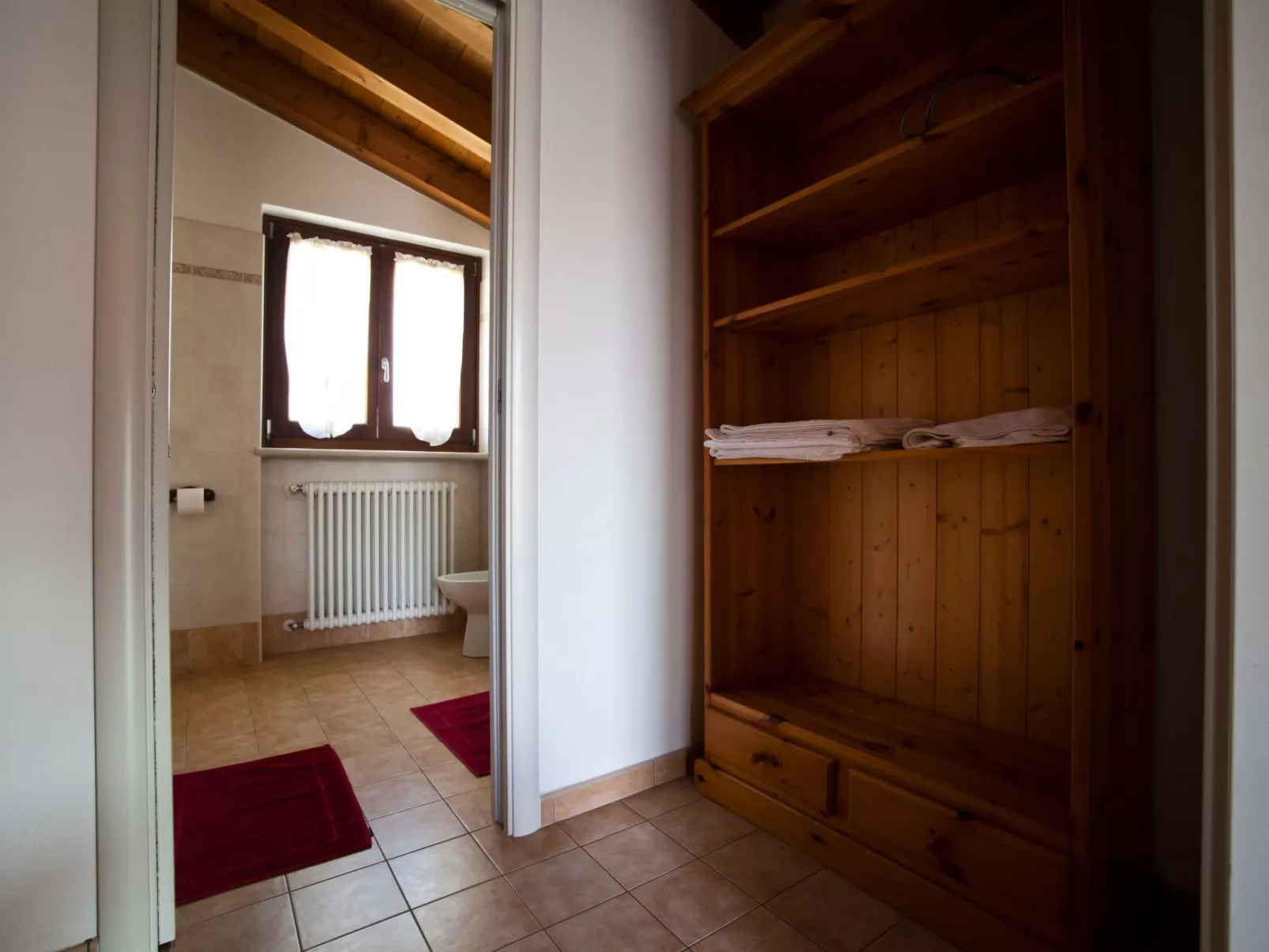 Dachgeschosswohnung mit Privatparkplatz-Binnen