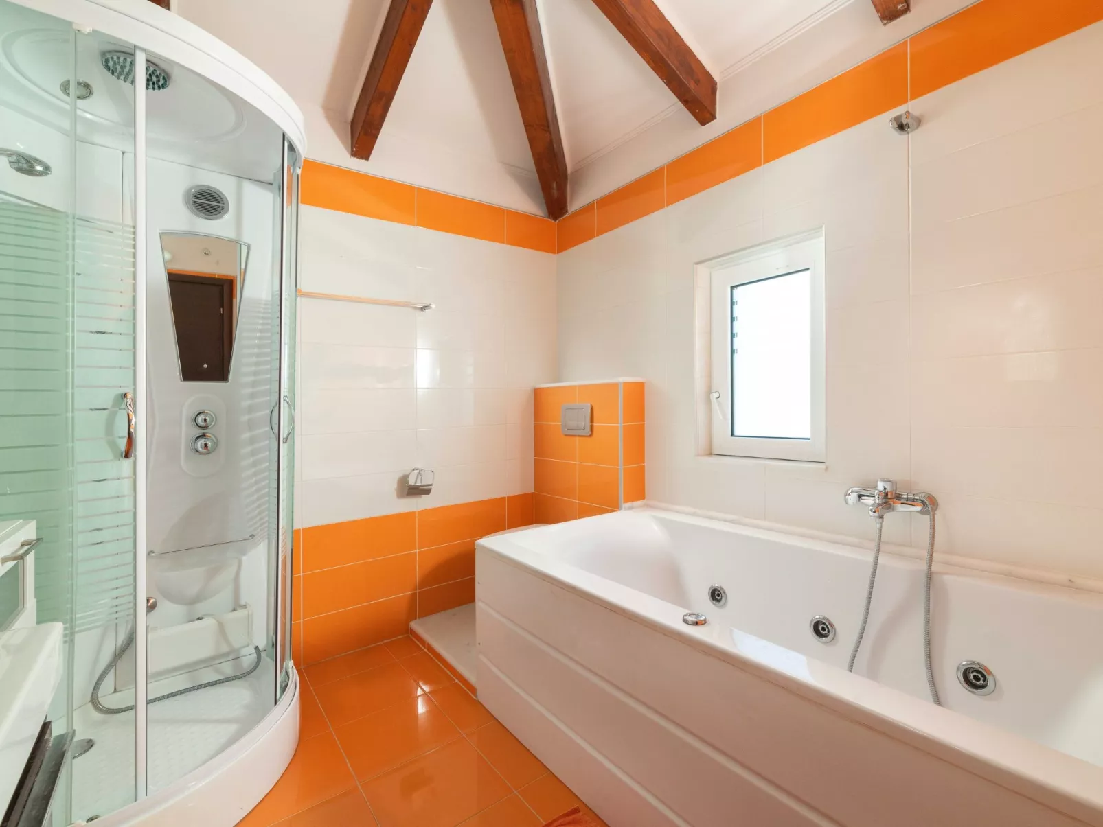 Haus in Kolympia mit Garten und Bergblick-Binnen