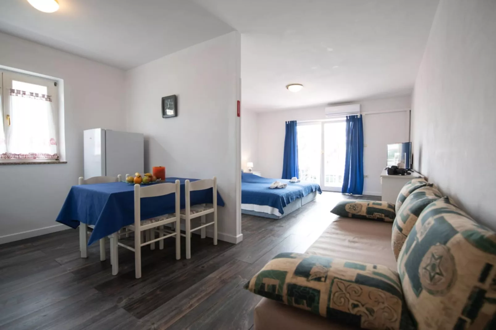 Apartments Mirjana IKA - Studio Apartment With Balcony  (A1)