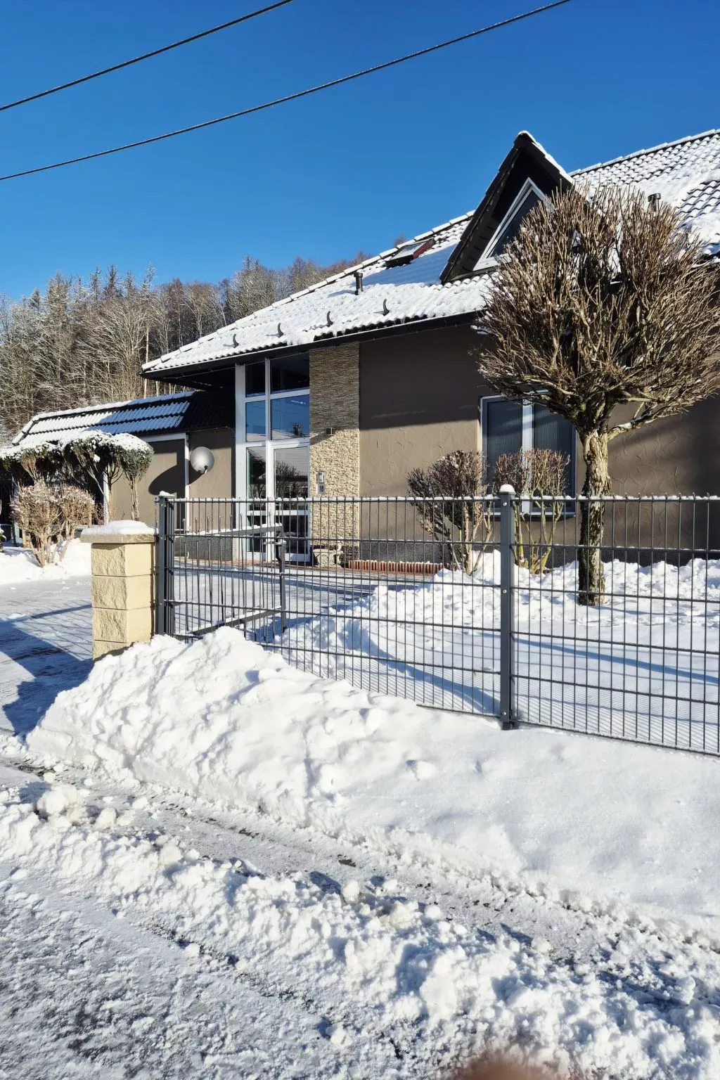 Naturnah mit Pool und Sauna-Buiten