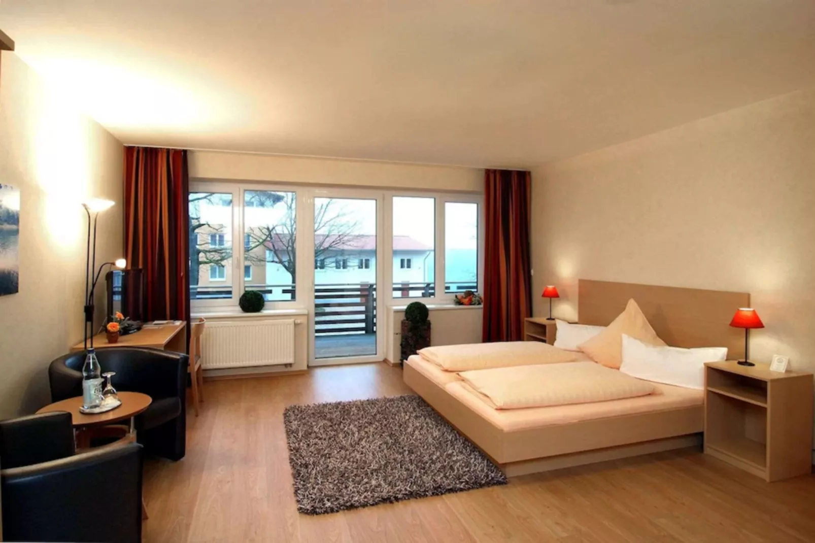 Superior Double Room with Lakeview Balcony-Slaapkamer