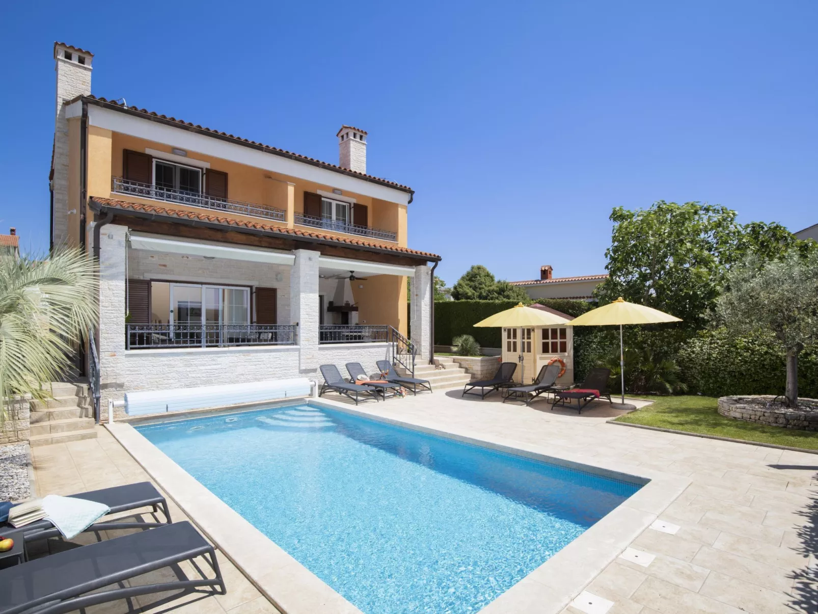 In Pomer mit privatem beheizten Pool und Meerblick