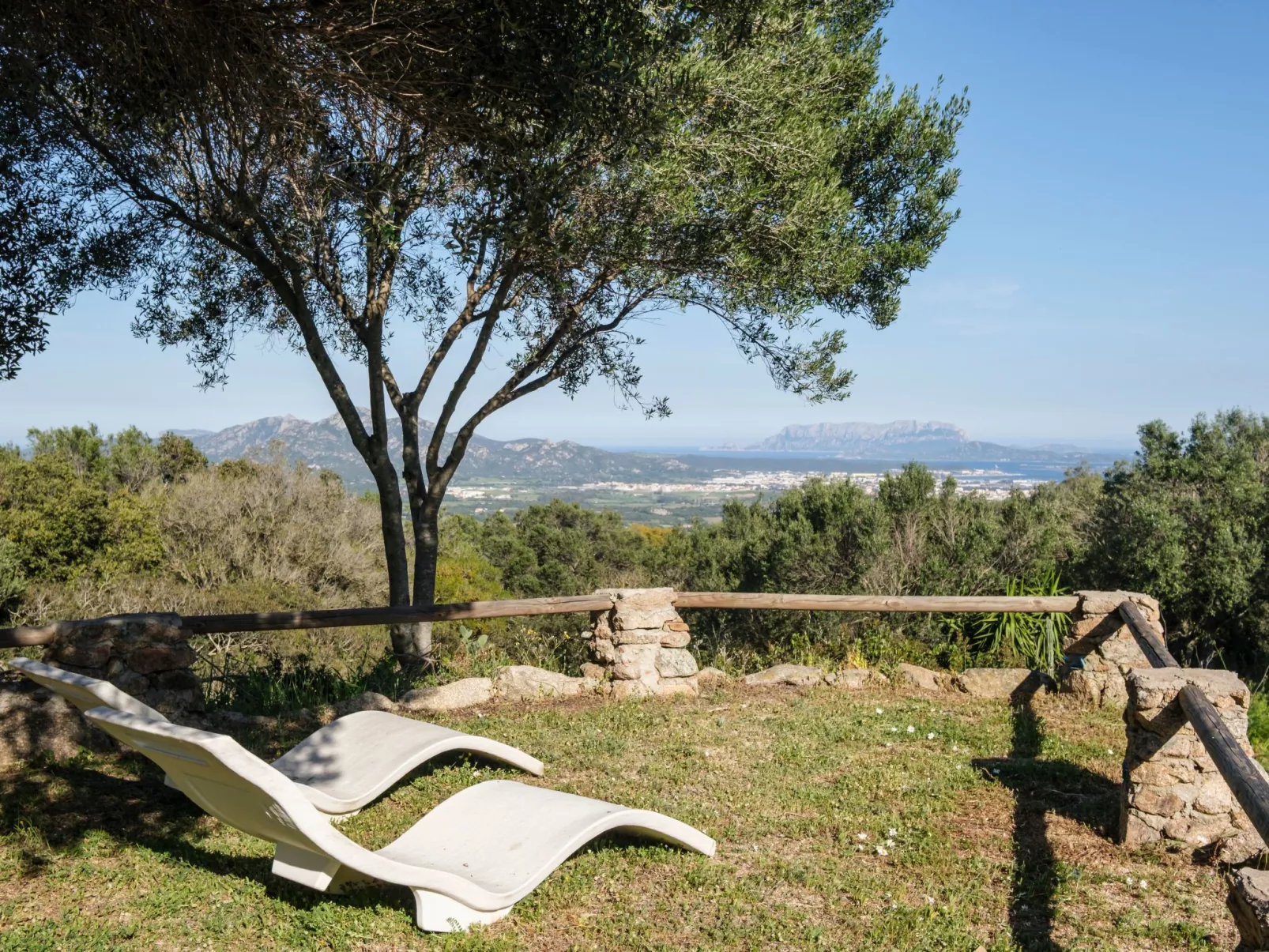 Altes gallurisches Bauernhaus mit Blick auf Olbia