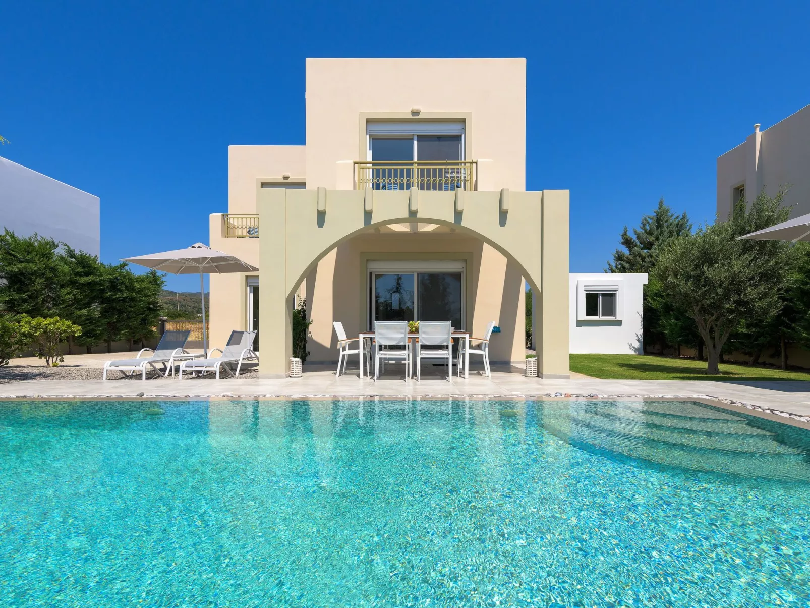 Liebevoll ausgestattetes Haus in ruhiger Lage mit beheiztem Pool und Meerblick