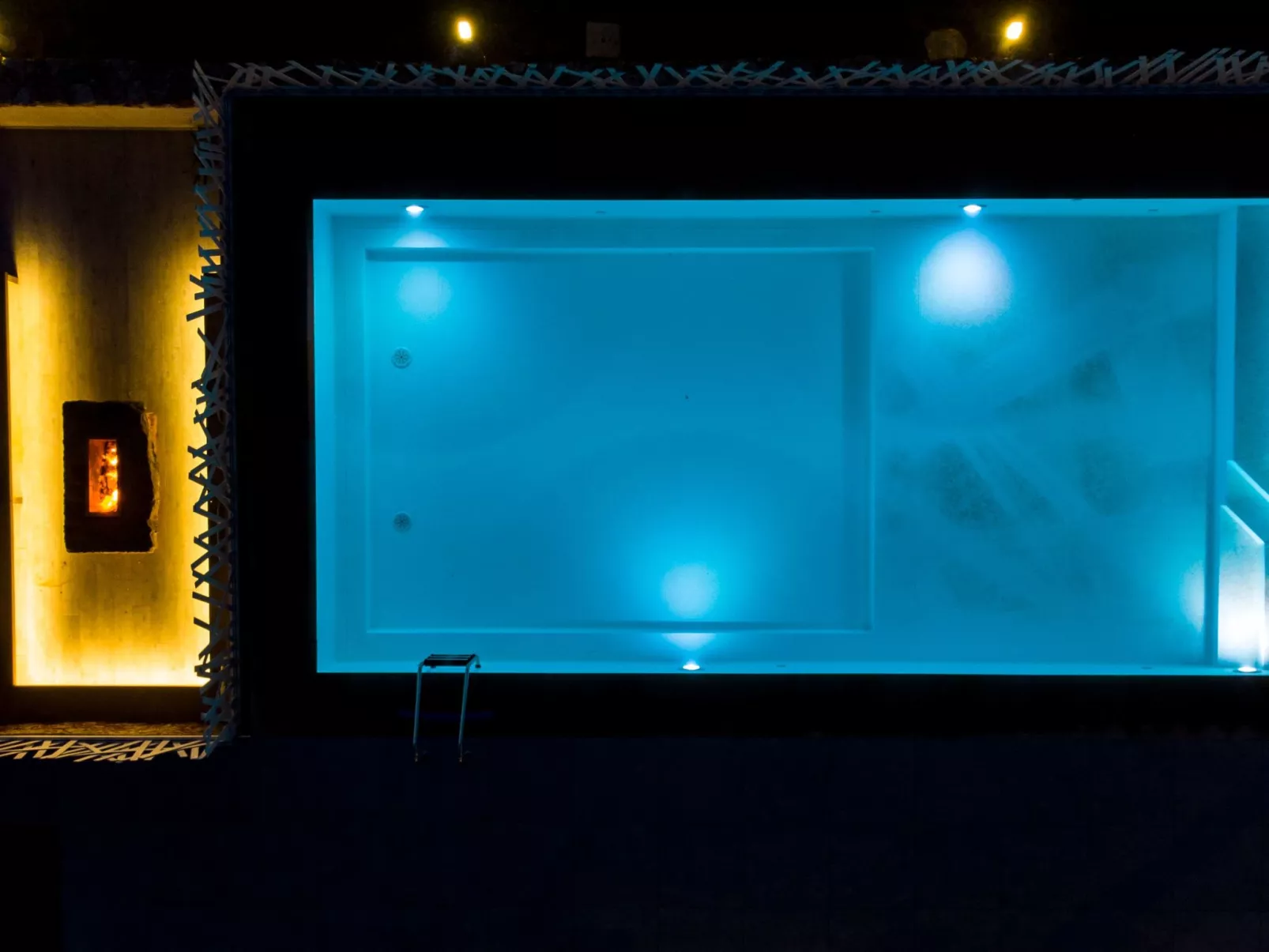 Lila Wohnung mit Schwimmbad und Meerblick