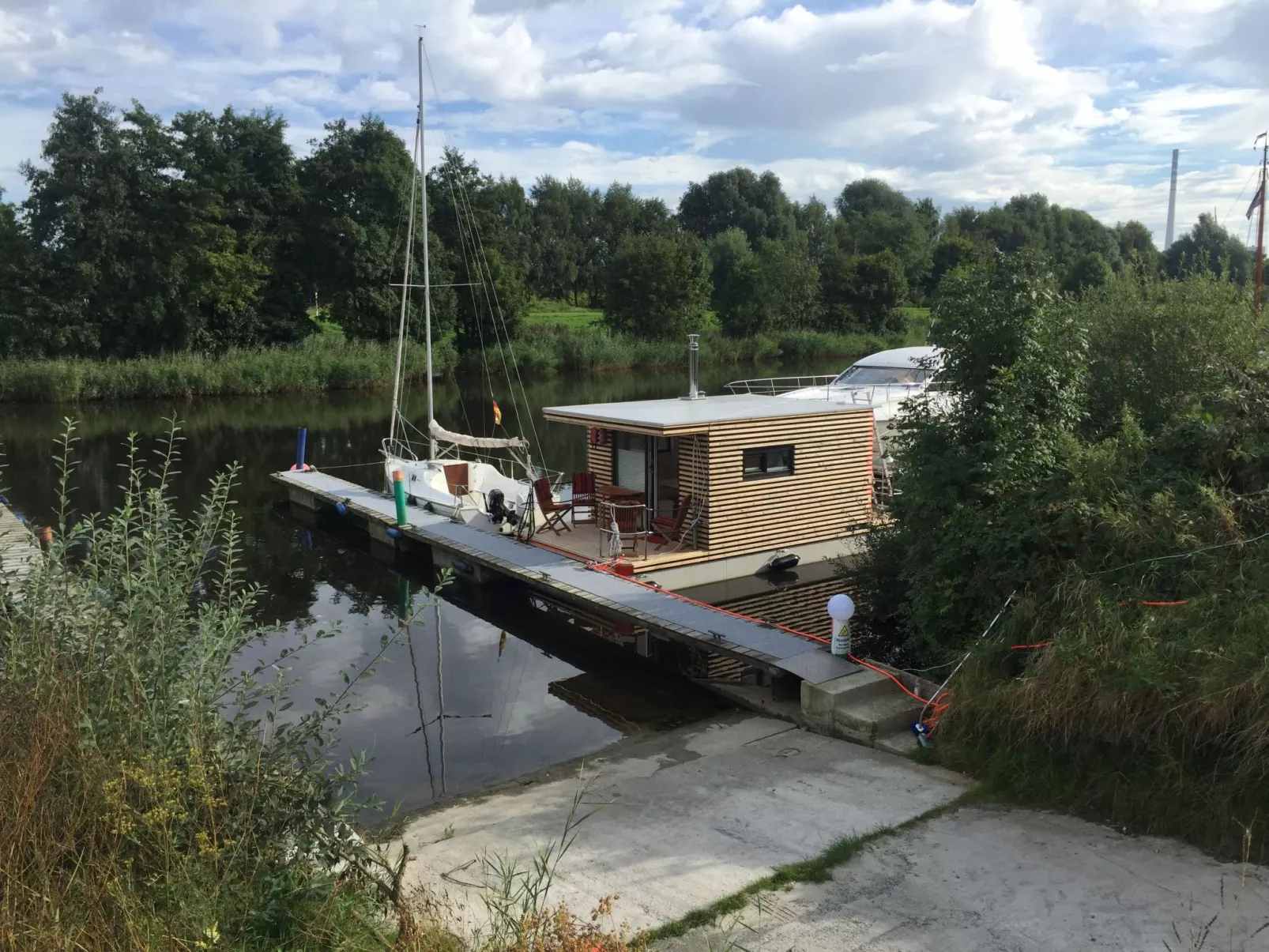 Hausboot für zwei Personen mit Kamin und Terrasse
