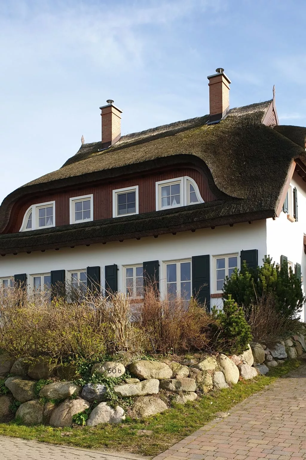 TRADITIONELLES REETDACHHAUS MIT SAUNA, KAMINOFEN UND PRIVATEM WASSERZUGANG