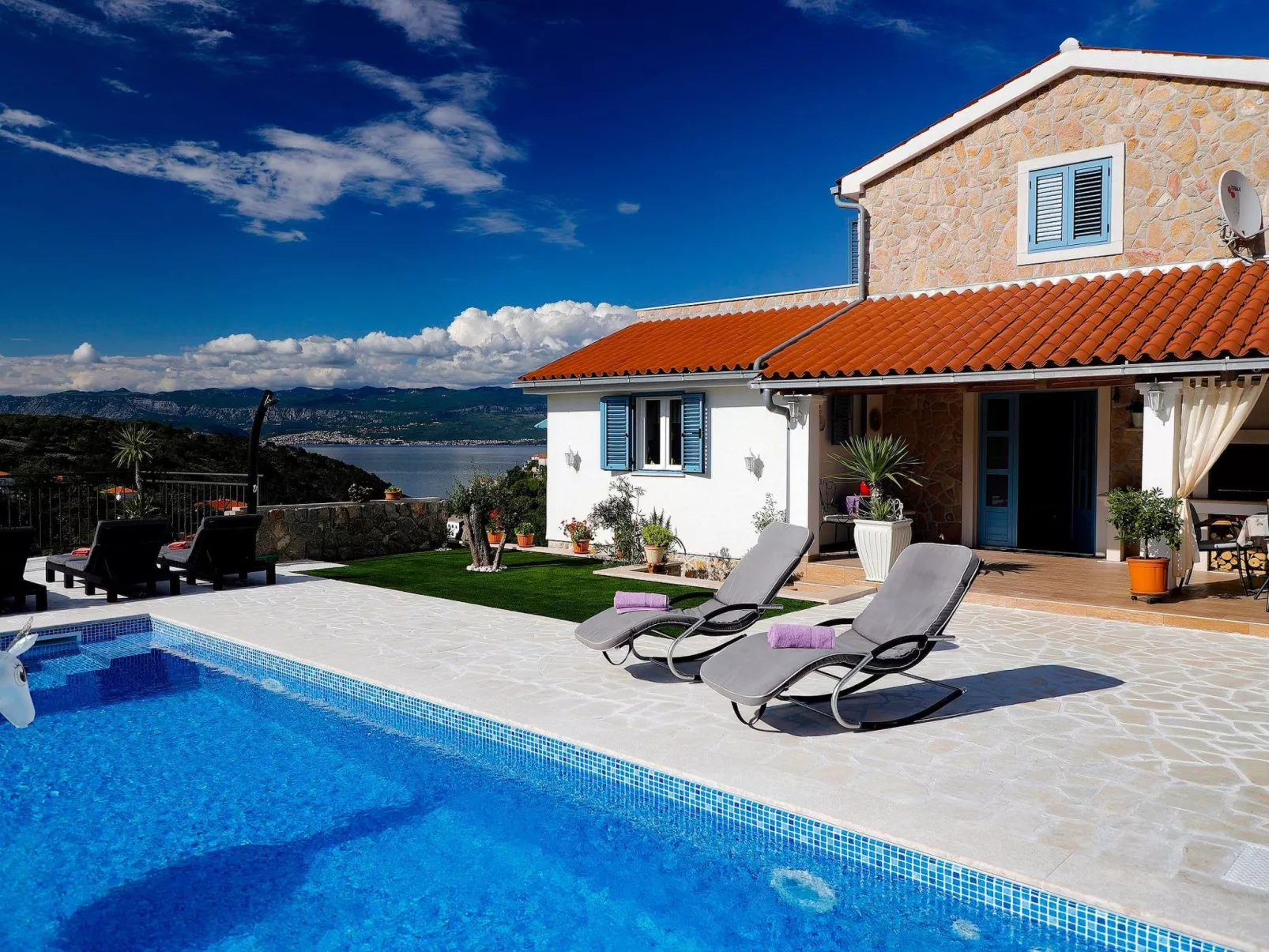 "Mela" mit Blick auf das Wasser