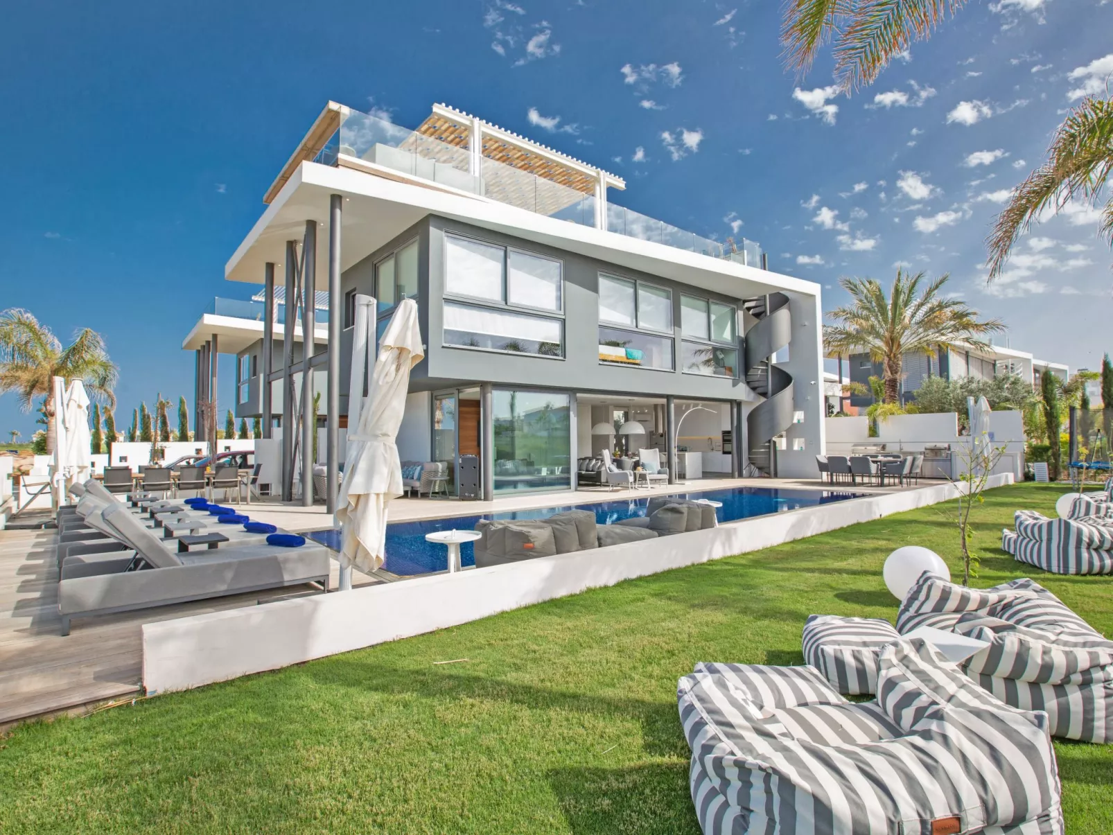 Haus in Paralimni mit großem Patio