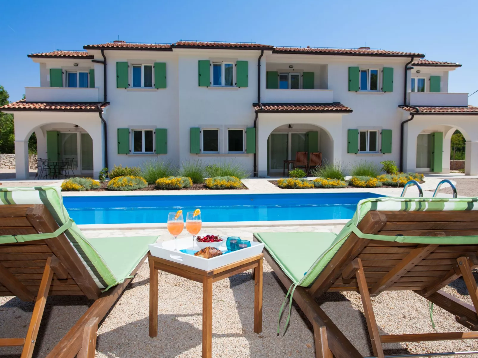 Luxuriöse Villa mit Pool inmitten der Natur