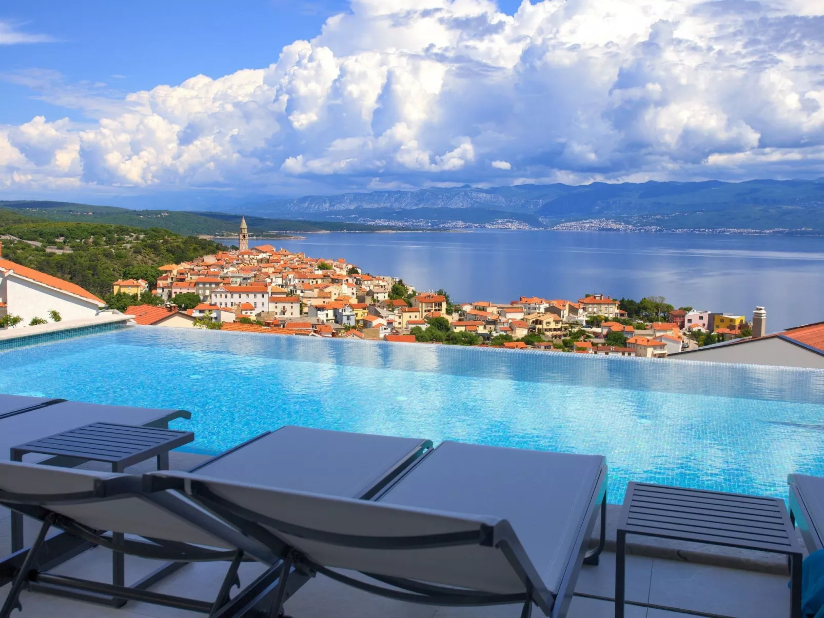 Luxuriöse Villa mit Pool und fantastischem Meerblick