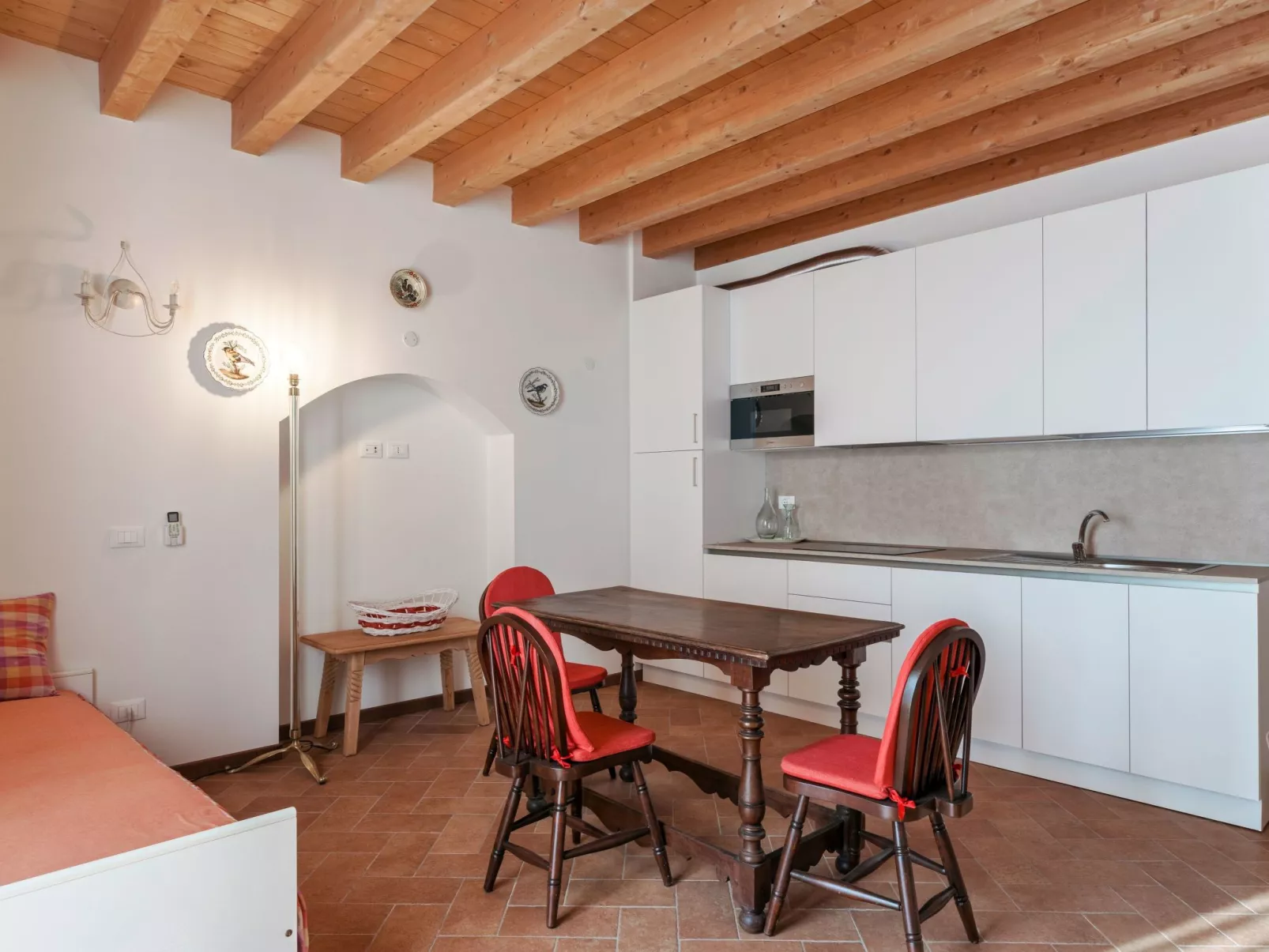 Zweizimmerwohnung mit Doppelbett und zwei Schlafsofas