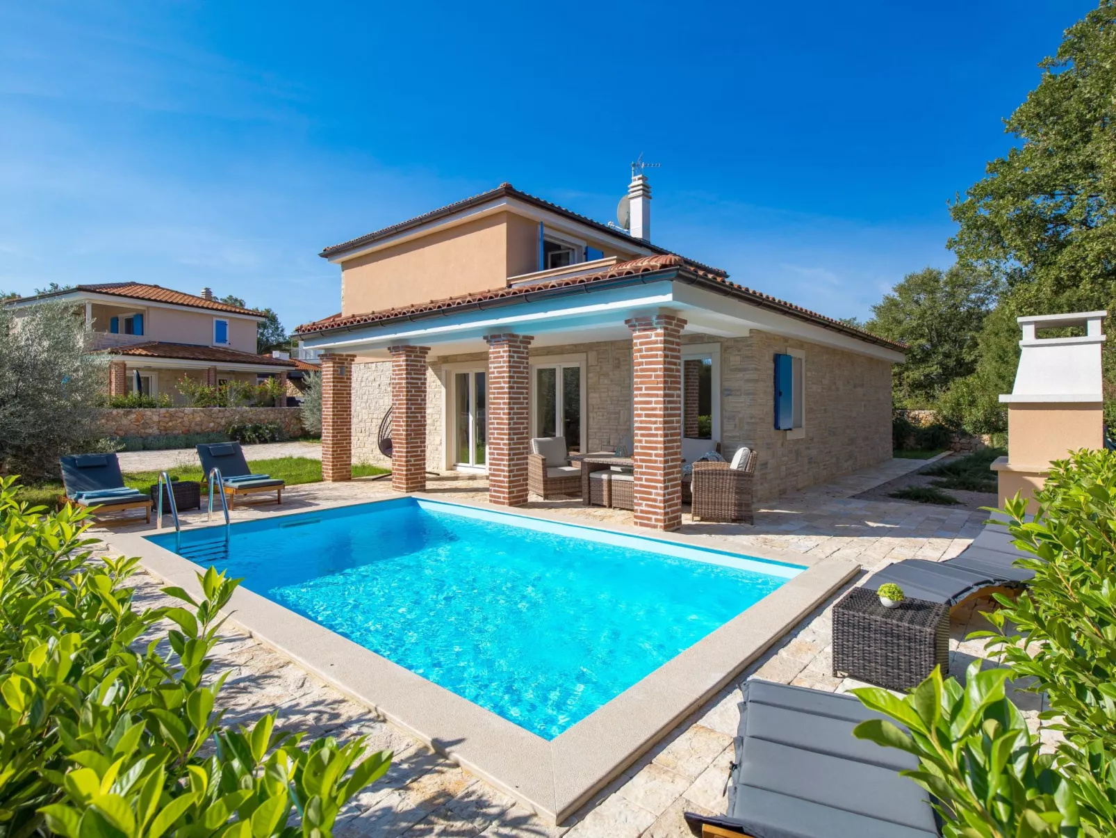 Romantische Villa mit Pool, umgeben von Natur