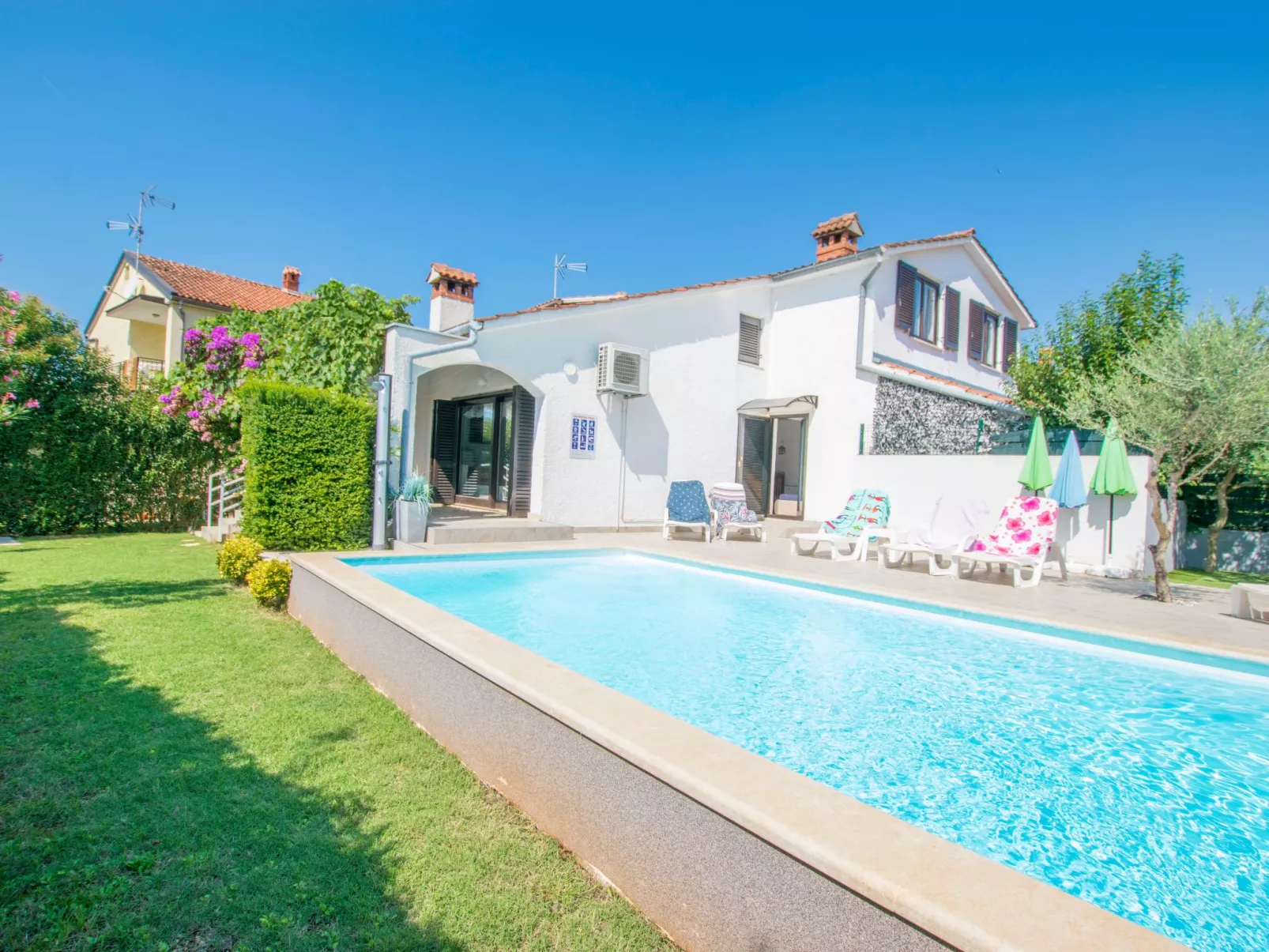 Mit Pool, großer Garten