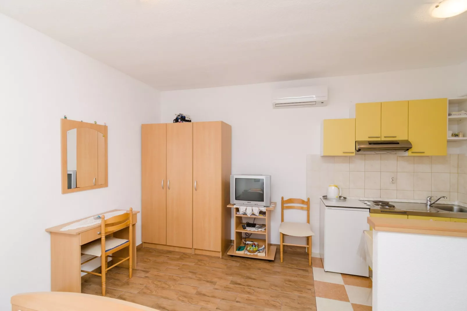 Apartments Skurla - Studio Apartment with Terrace (A1 žuti )