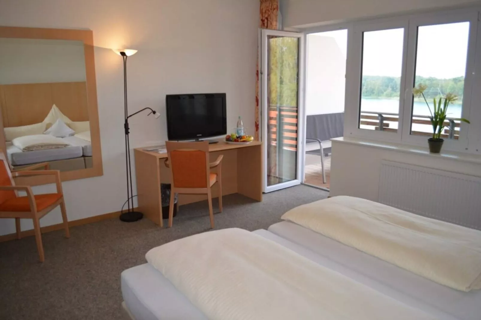 Superior Double Room with Lakeview Balcony-Slaapkamer