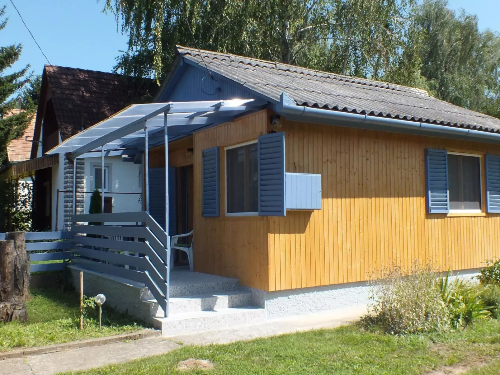 Freistehendes Ferienhaus beim Wellnessbad mit eingezäuntem Garten und Terrasse